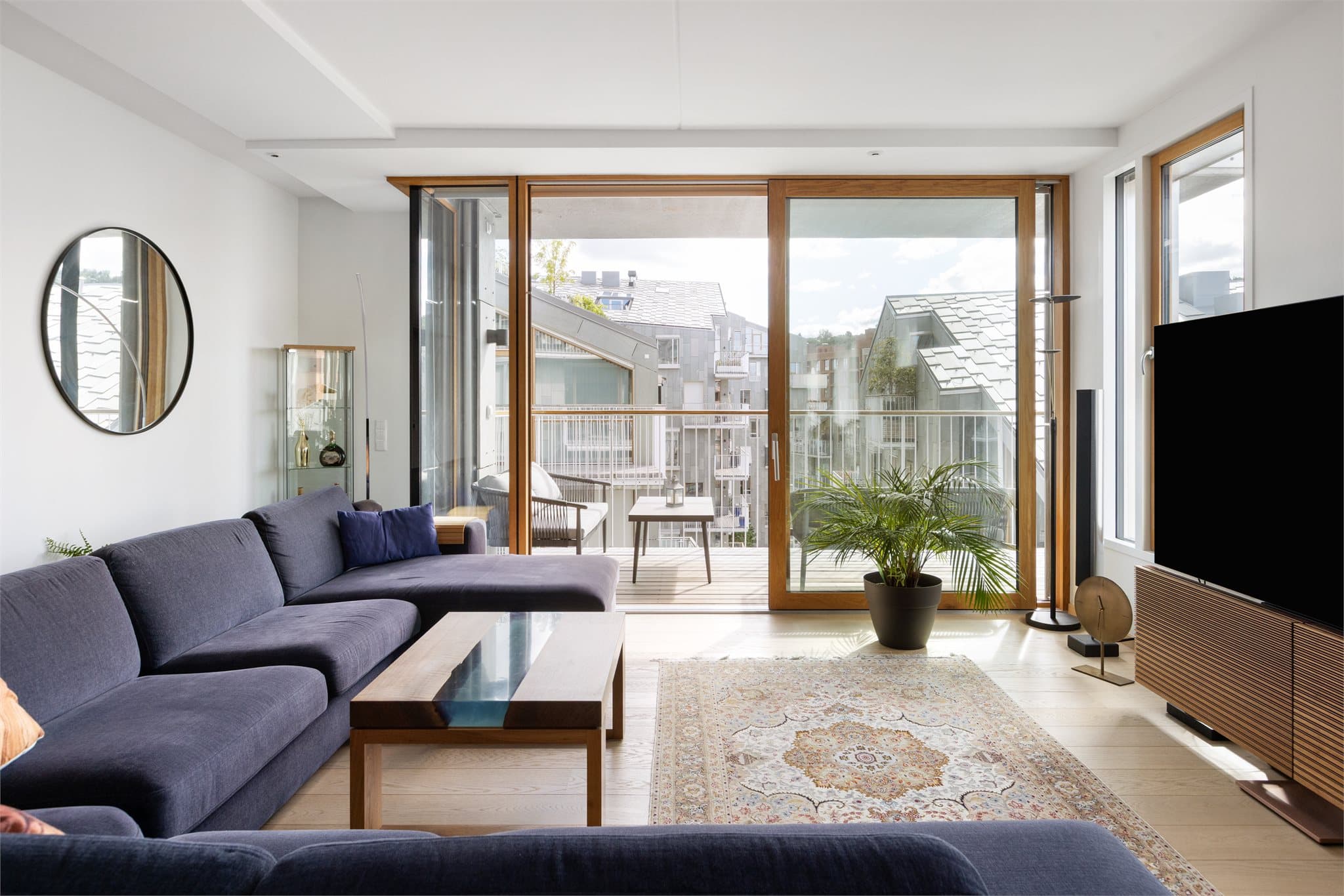 Stuen har en takhøyde på opptil 2,72 meter og store vindusflater i oljet eik - noe som gir en moderne og hjemmekoselig følelse.