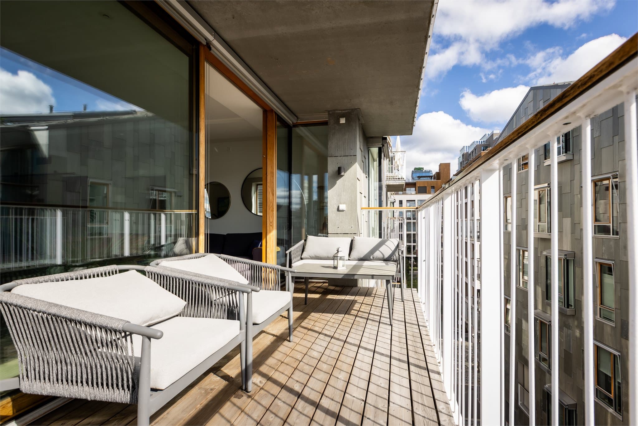 Herfra er det utsikt mot fjorden og den moderne arkitekturen i Bjørvika, inkludert Munchmuseet.