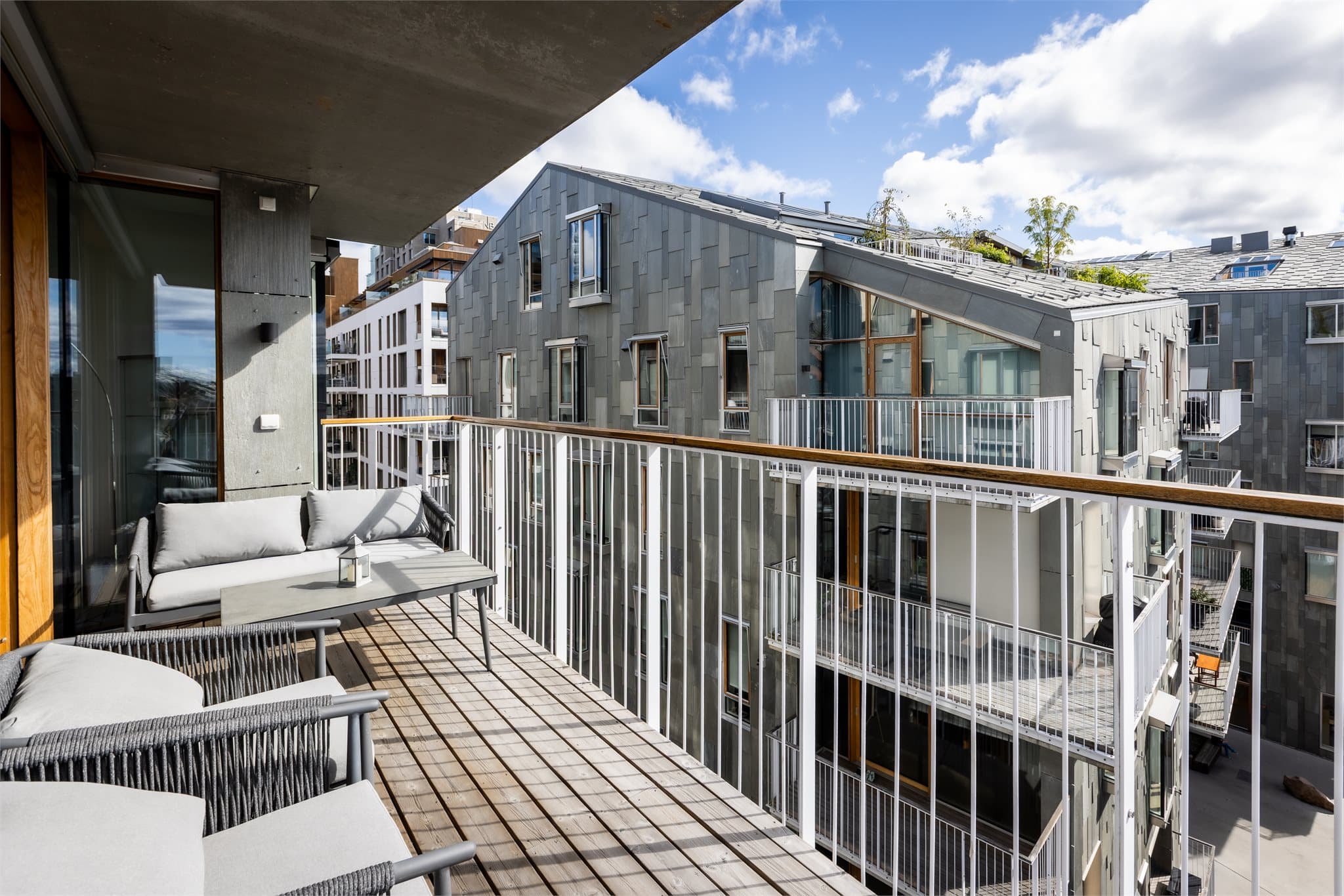 Balkongen er romslig og du kan enkelt møblere etter ønske og behov.