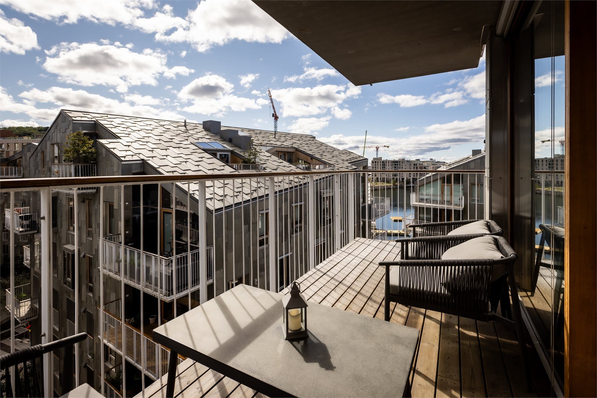 Her kan du nyte solen og følge med på all båttrafikk i fjorden.