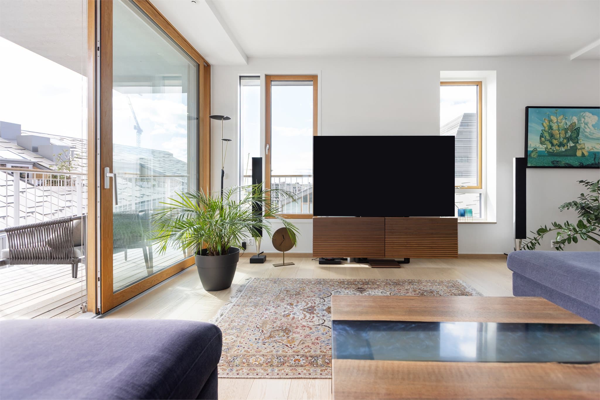 Stuen planløsningen gjør det enkelt å innredet med sofagruppe/tv-stue i ene enden.