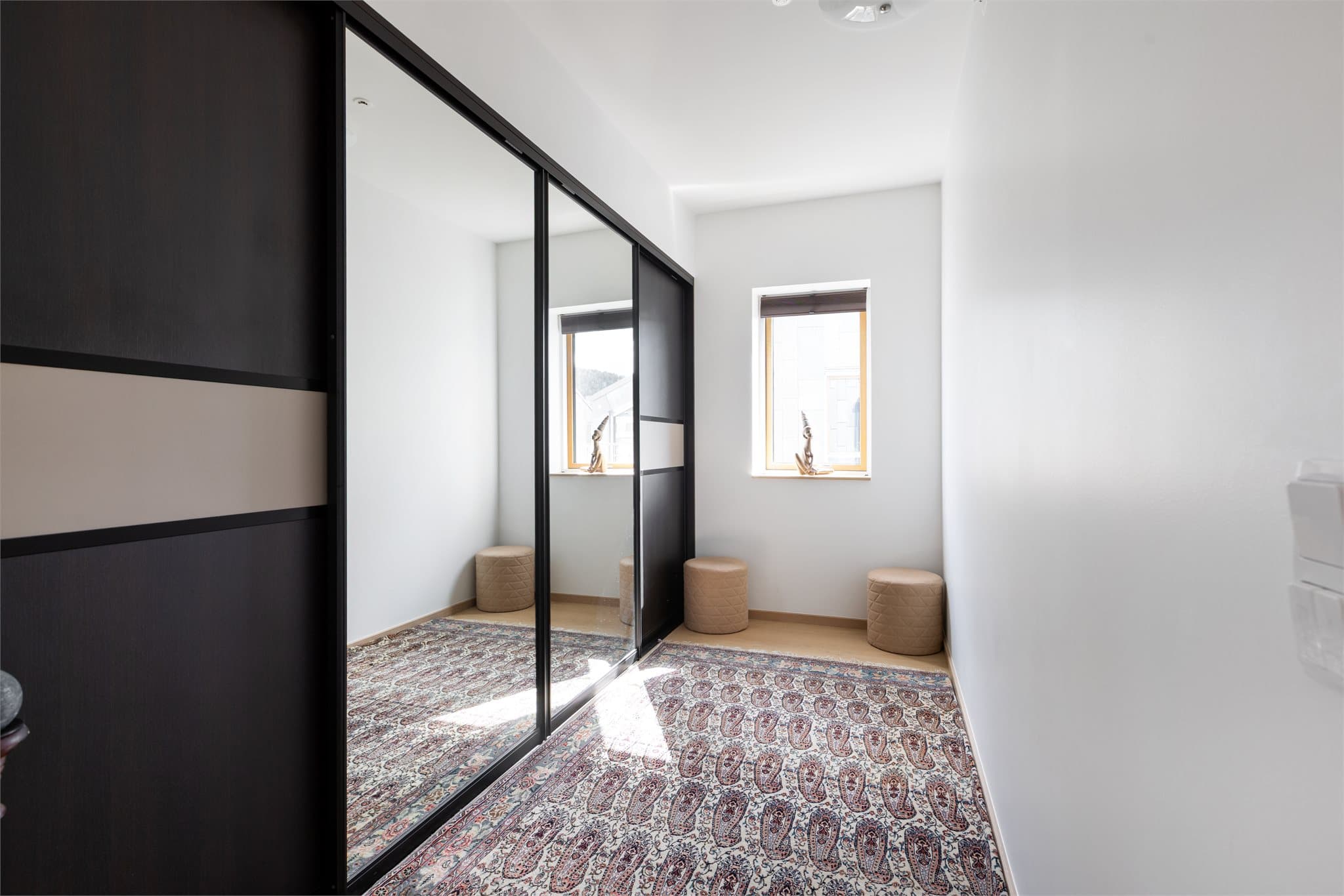 Omkledningsrommet, som opprinnelig er et soverom, gir rikelig med plass til garderobeløsninger.