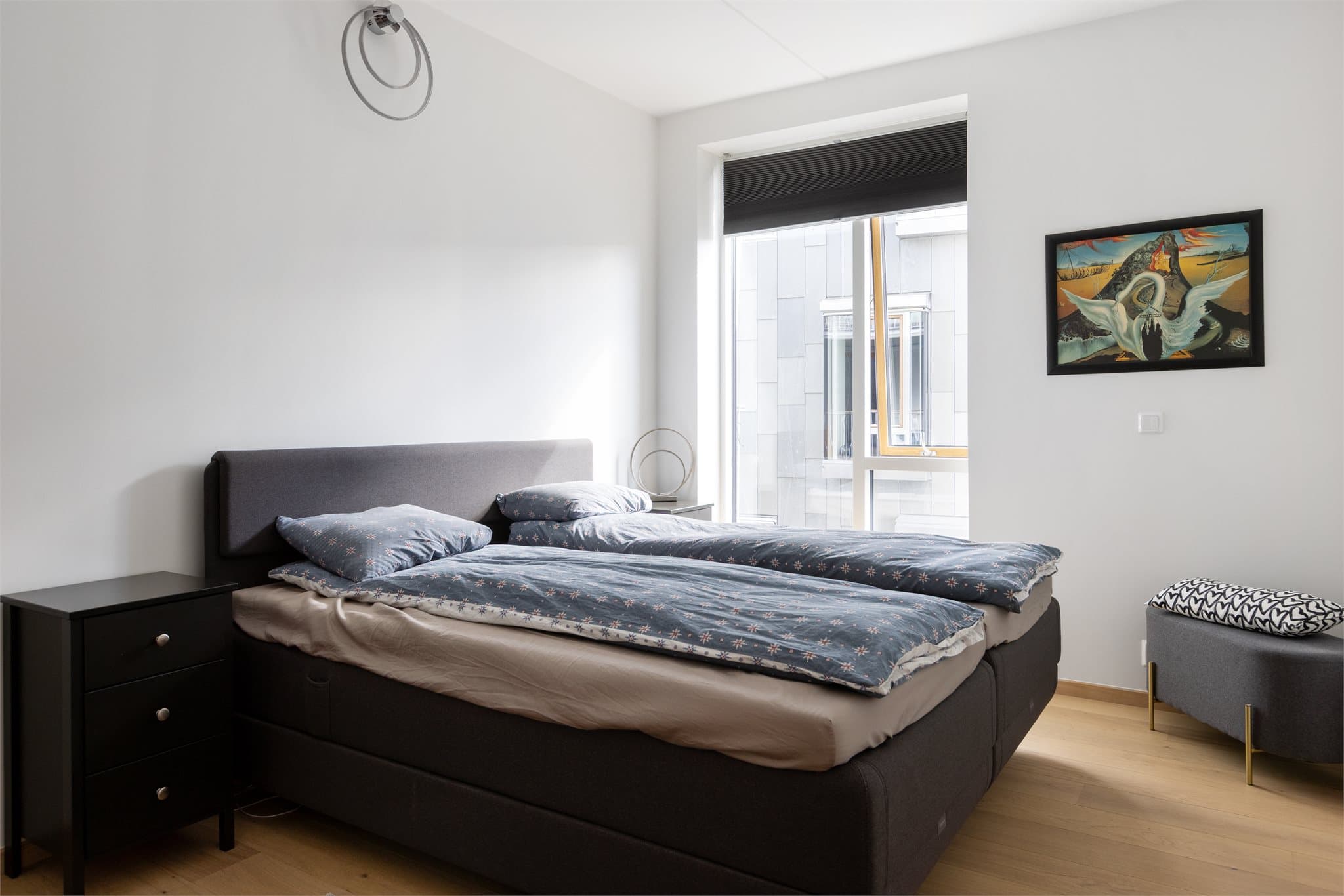 Leiligheten har tre gode soverom, adskilt fra de sosiale sonen. Hovedsoverommet er romslig og byr på god plass til dobbeltseng og annet ønsket møblement.