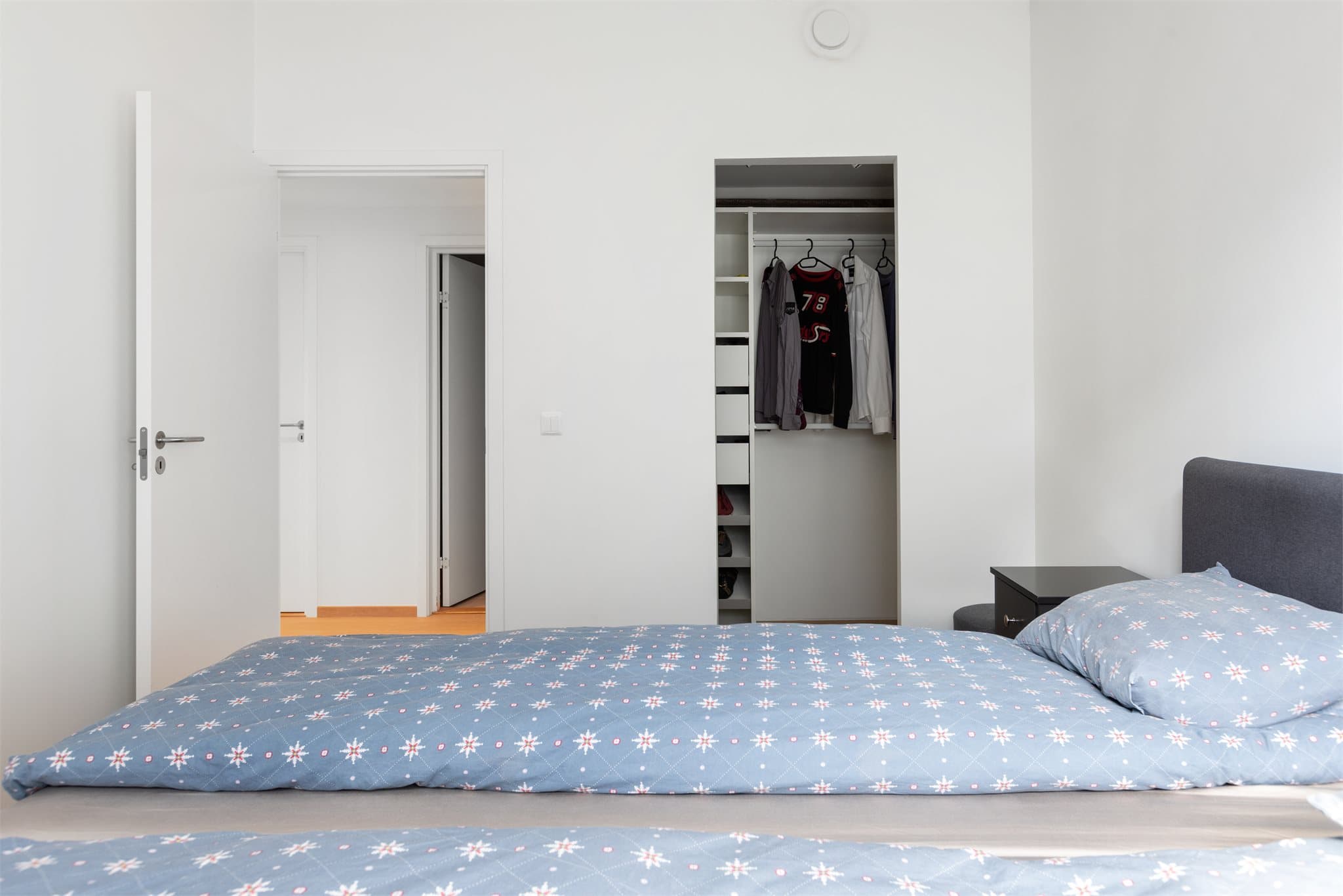 Hovedsoverommet har tilgang til et eget omkledningsrom for effektiv oppbevaring av klær og tekstiler.