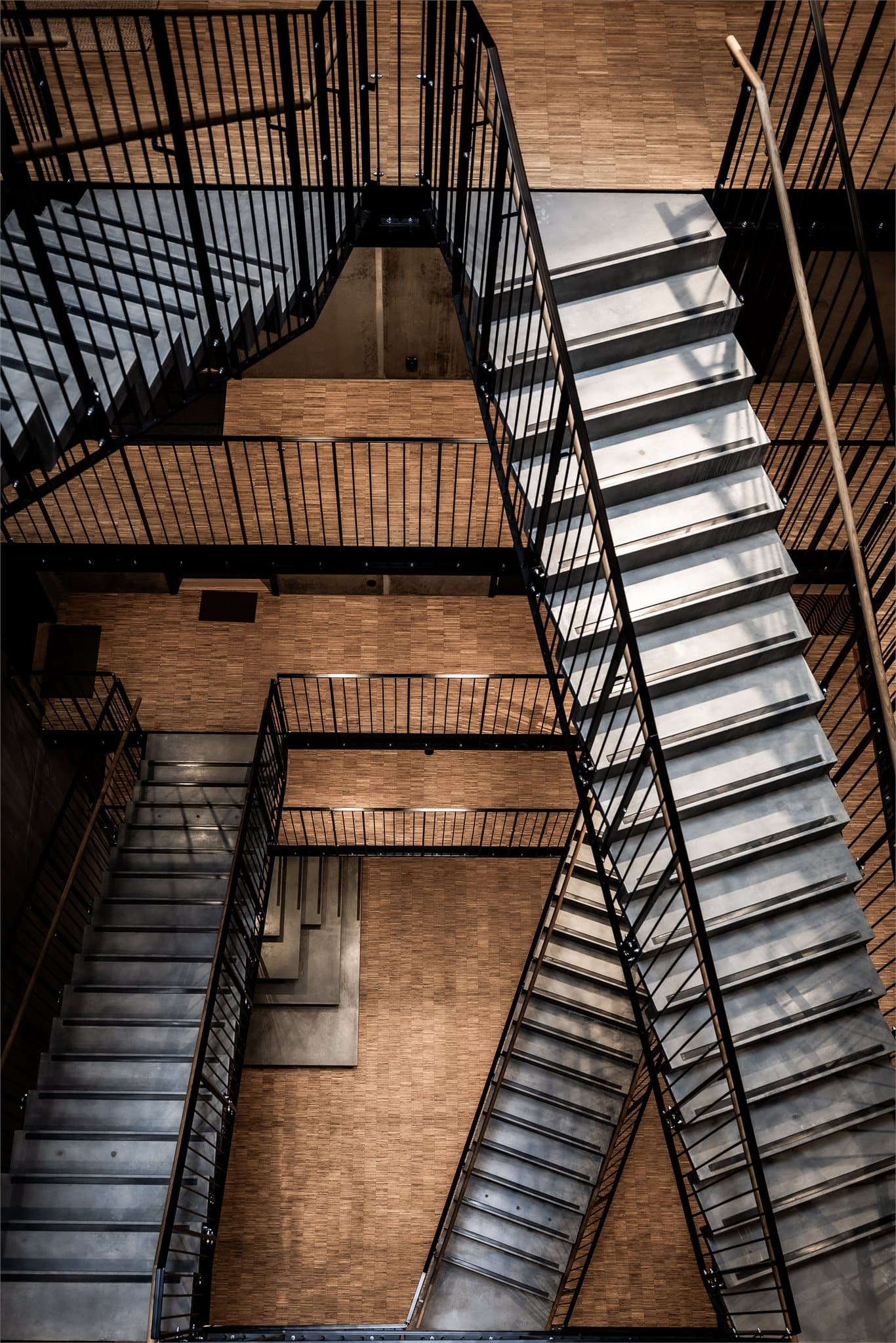 Bygget har en særegen arkitektur med spennende visuelle elementer i fellesarealene.