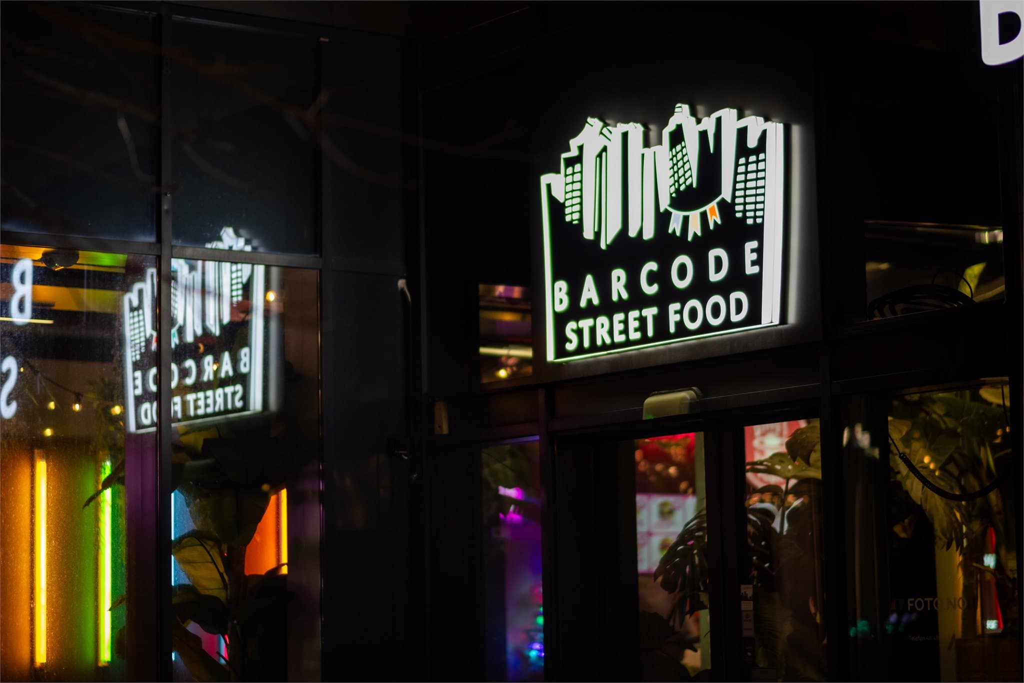 Barcode med sitt brede tilbud av restauranter og servicetilbud, inkludert Barcode Street Food, ligger kun tre minutter unna.