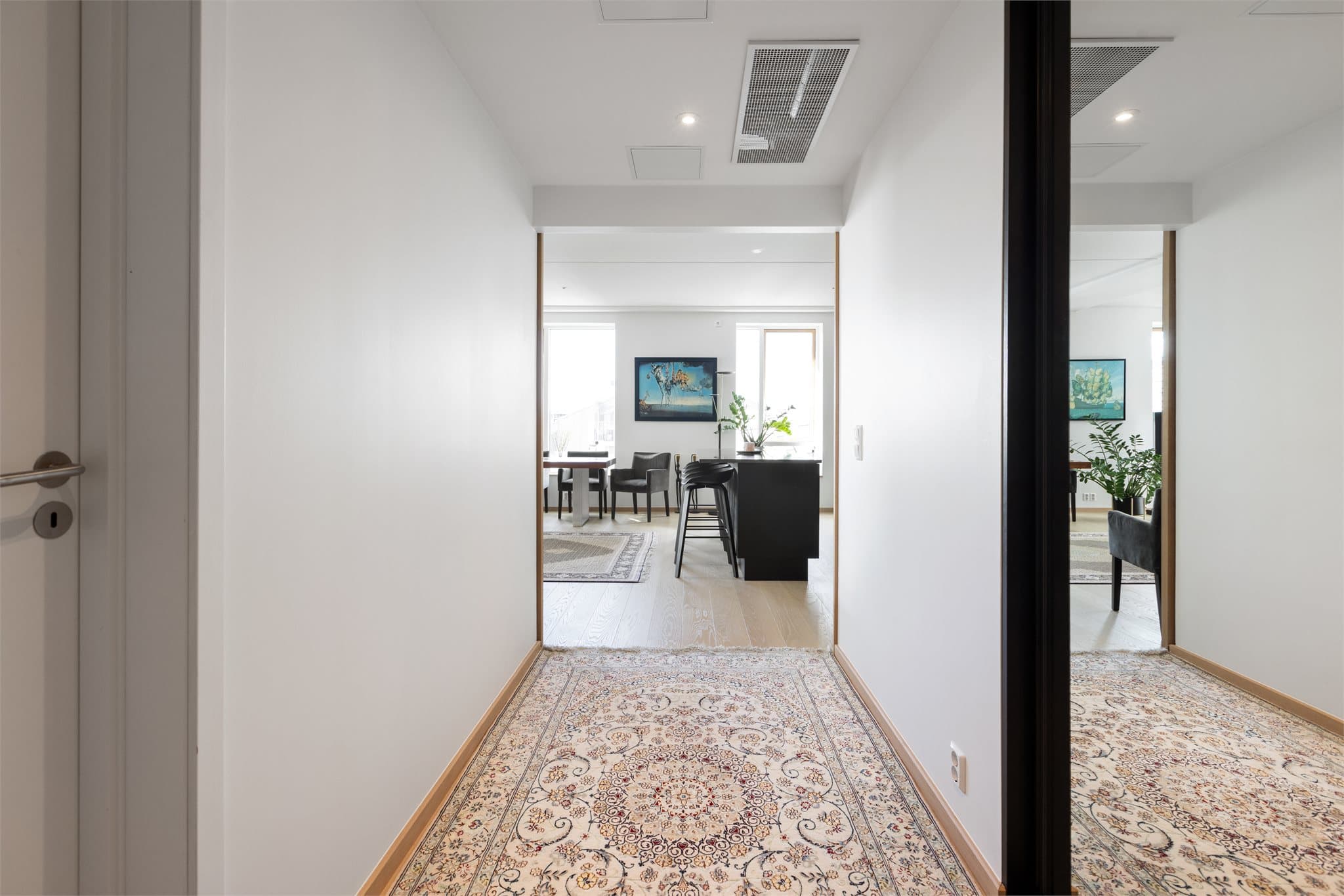 Entréen åpner opp mot leilighetens sosiale sone.