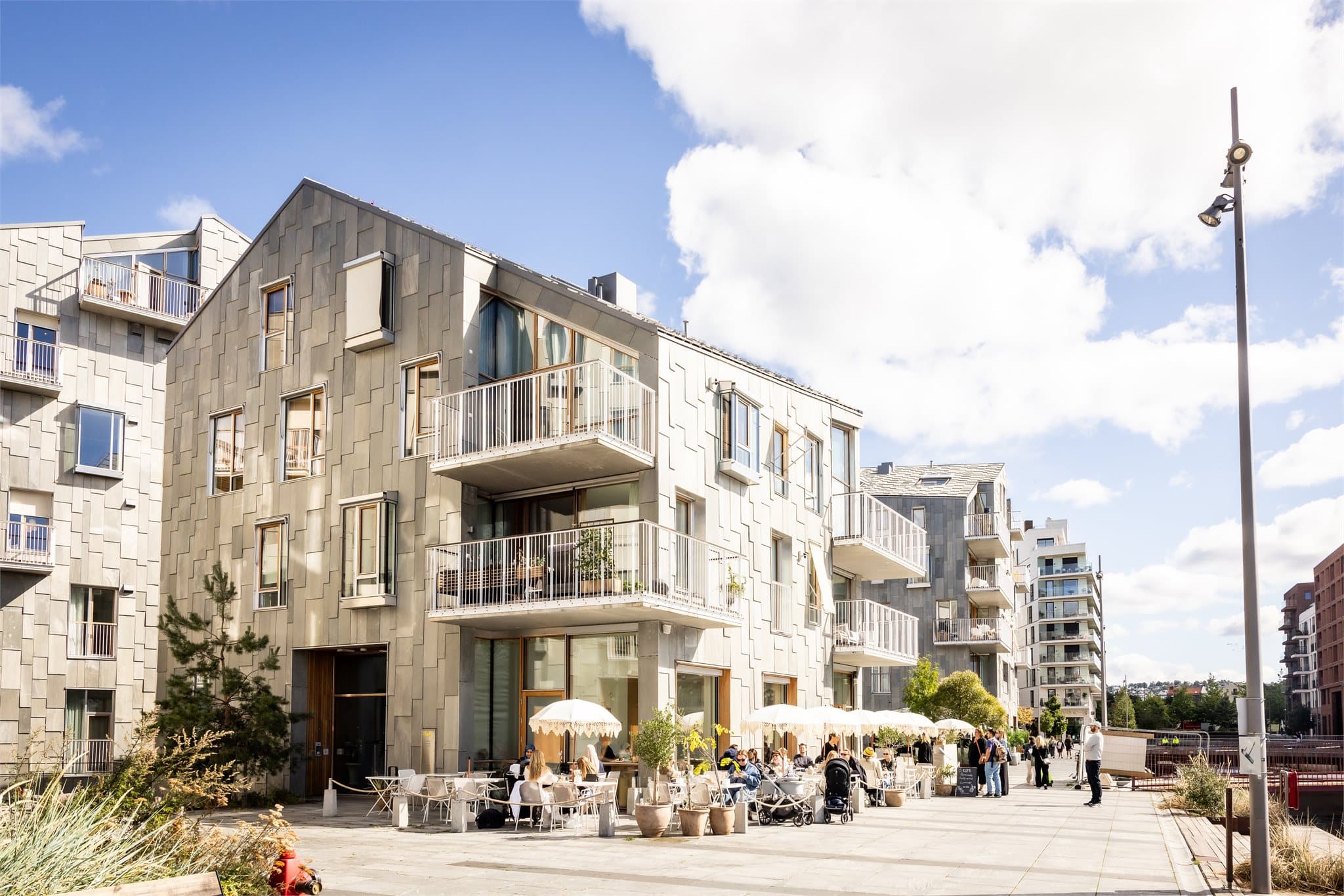 Nærområdet byr på et rikt utvalg av serveringssteder, butikker og kulturtilbud, alt innen få minutters gange.