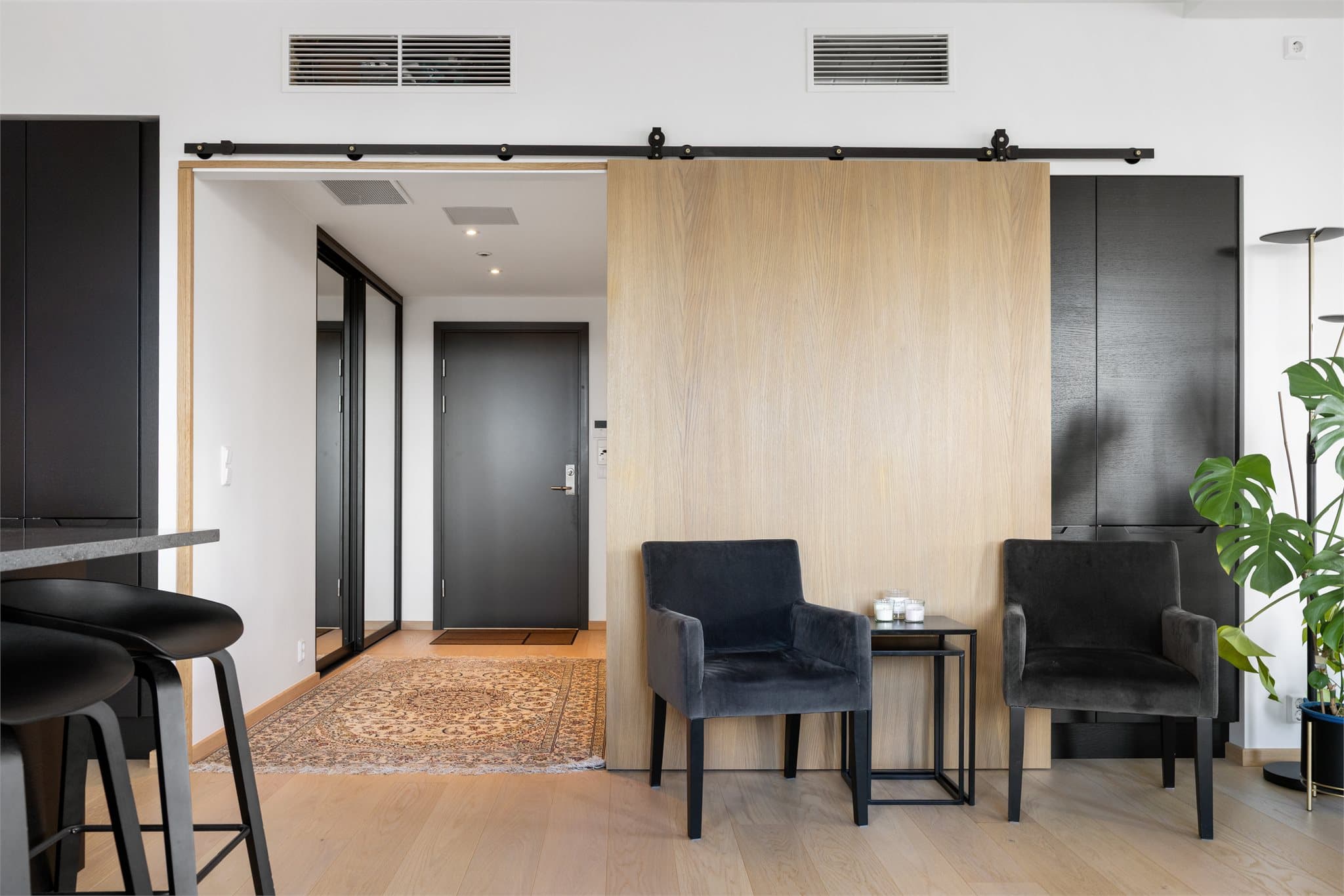 I entréen er det skyvedørsgarderobe med speil fronter. Entréen kan lukkes med en stilfull skyvedør.