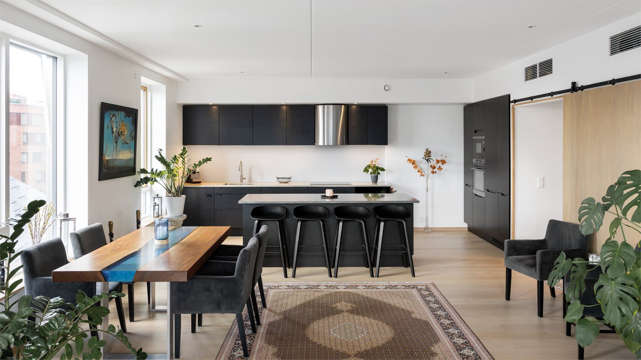 Milad Alexander Sabori v. Emera Eiendomsmegling ønsker velkommen til Operagata 61A. I sjette etasje over Bjørvika ligger denne eksklusive 4-roms leiligheten fra 2020, som kombinerer moderne eleganse med en sjelden ro.