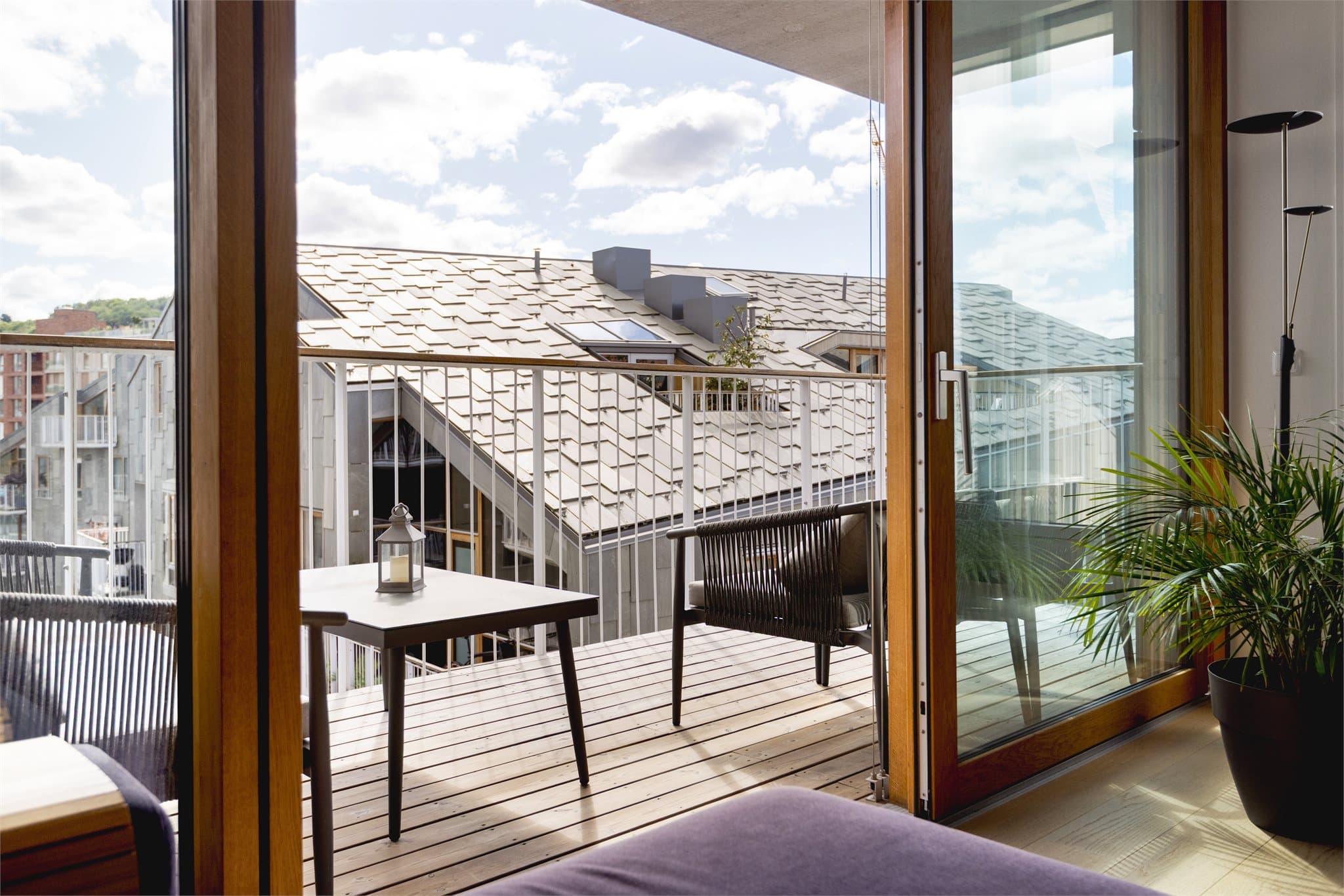 Herfra er det utgang til en balkong på 12 m² - hvor solen kan nytes i hyggelige omgivelser.