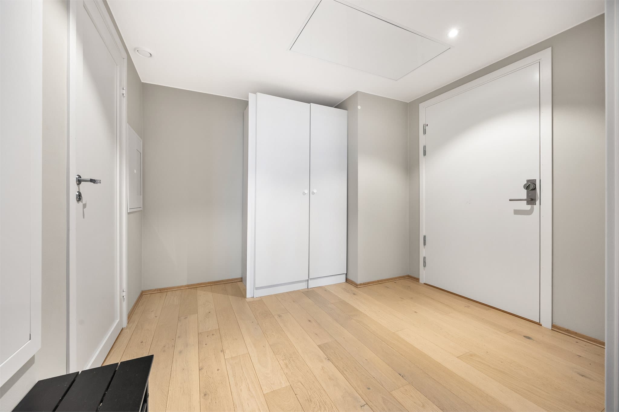 Innbydende entré med plass til praktisk garderobeløsning for oppbevaring av yttertøy og sko.