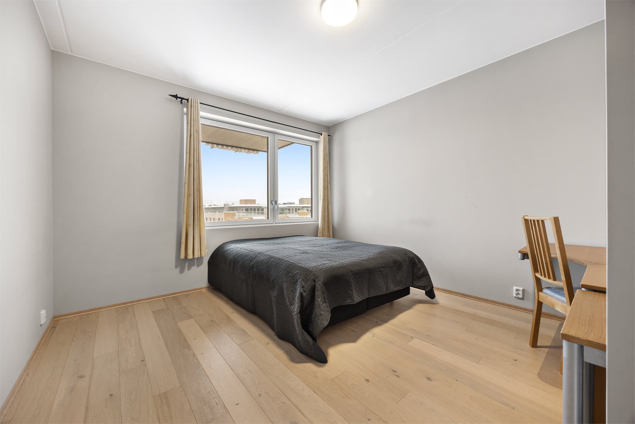 Leiligheten har to gode og lune soverom.