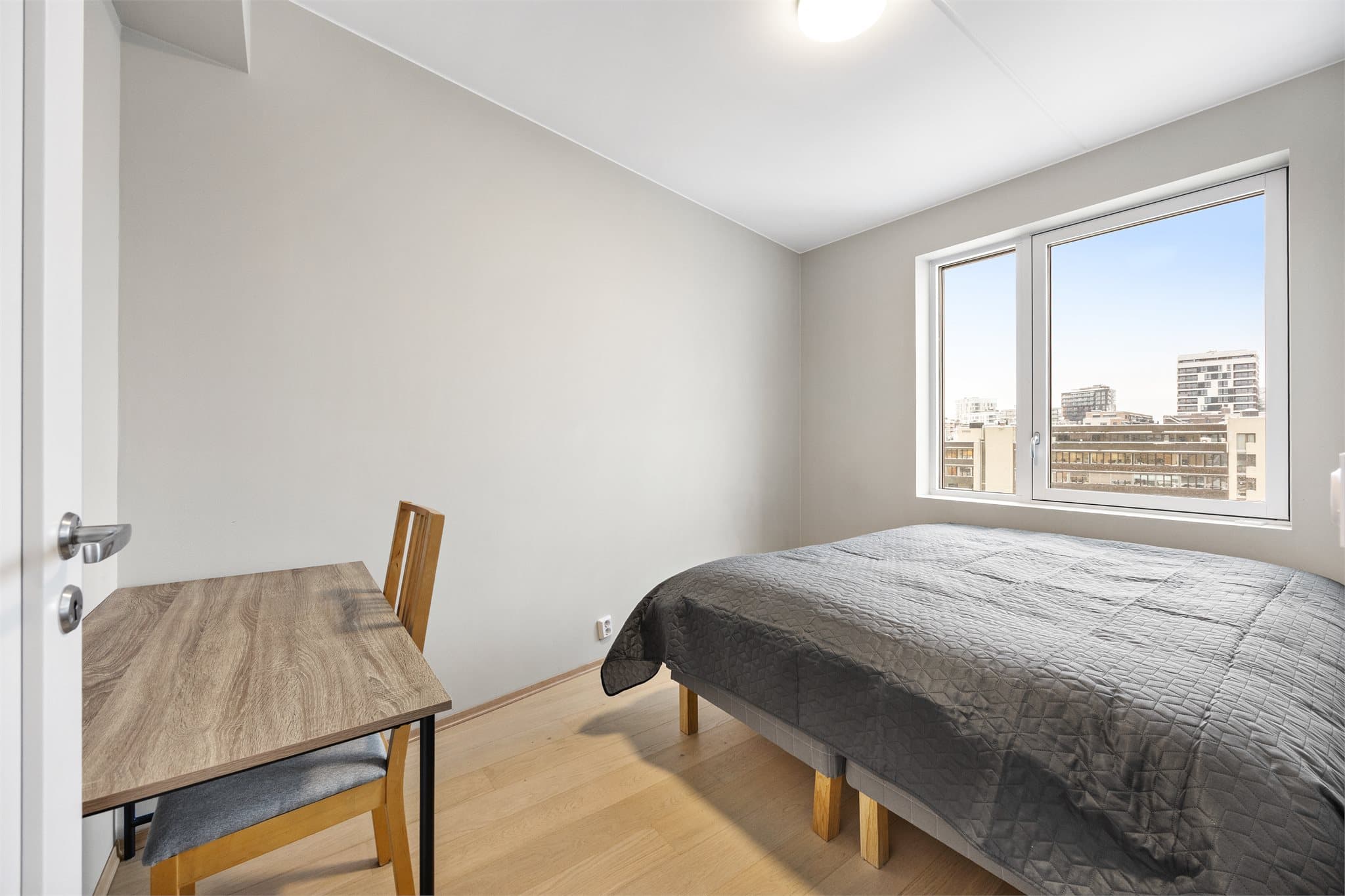 Det andre soverommet kan utnyttes etter behov, og fungerer utmerket som barnerom, gjesterom, kontor o.l.