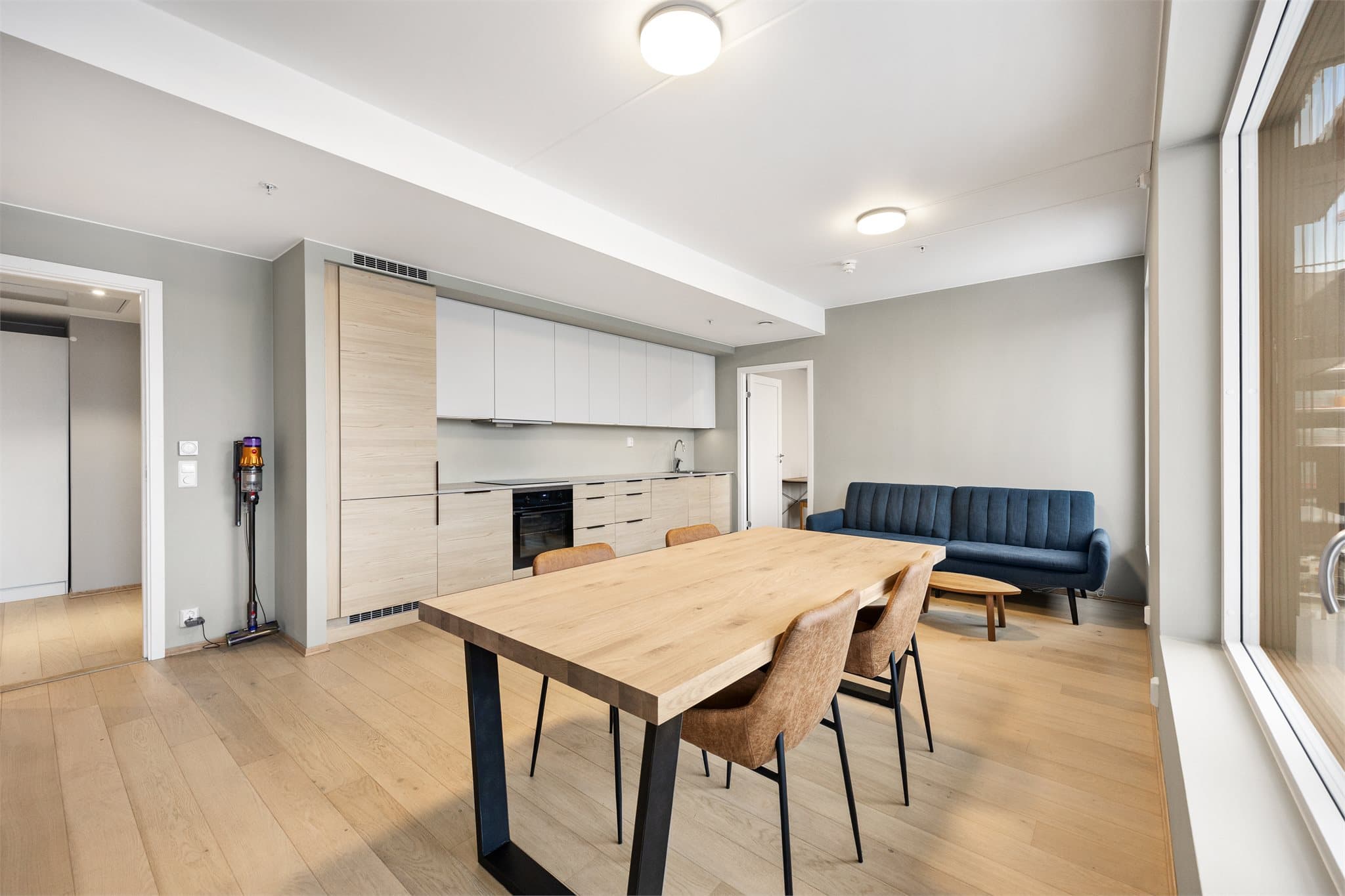 Stuen er enkel å innrede med plass til sofahjørne, salongbord, mediemøblement, spisegruppe og øvrige møblement