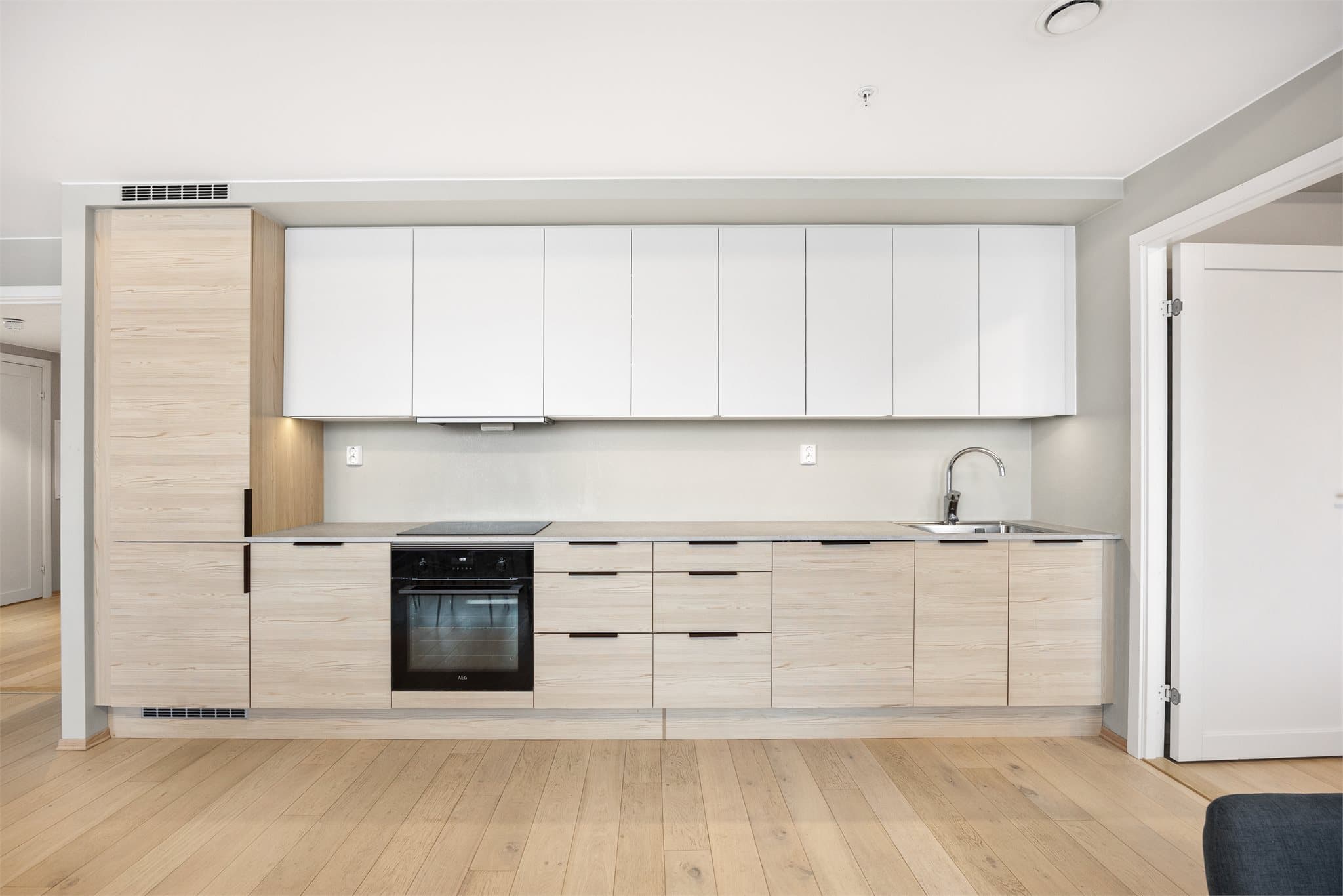 Lekkert kjøkken med mye skap- og benkeplass.