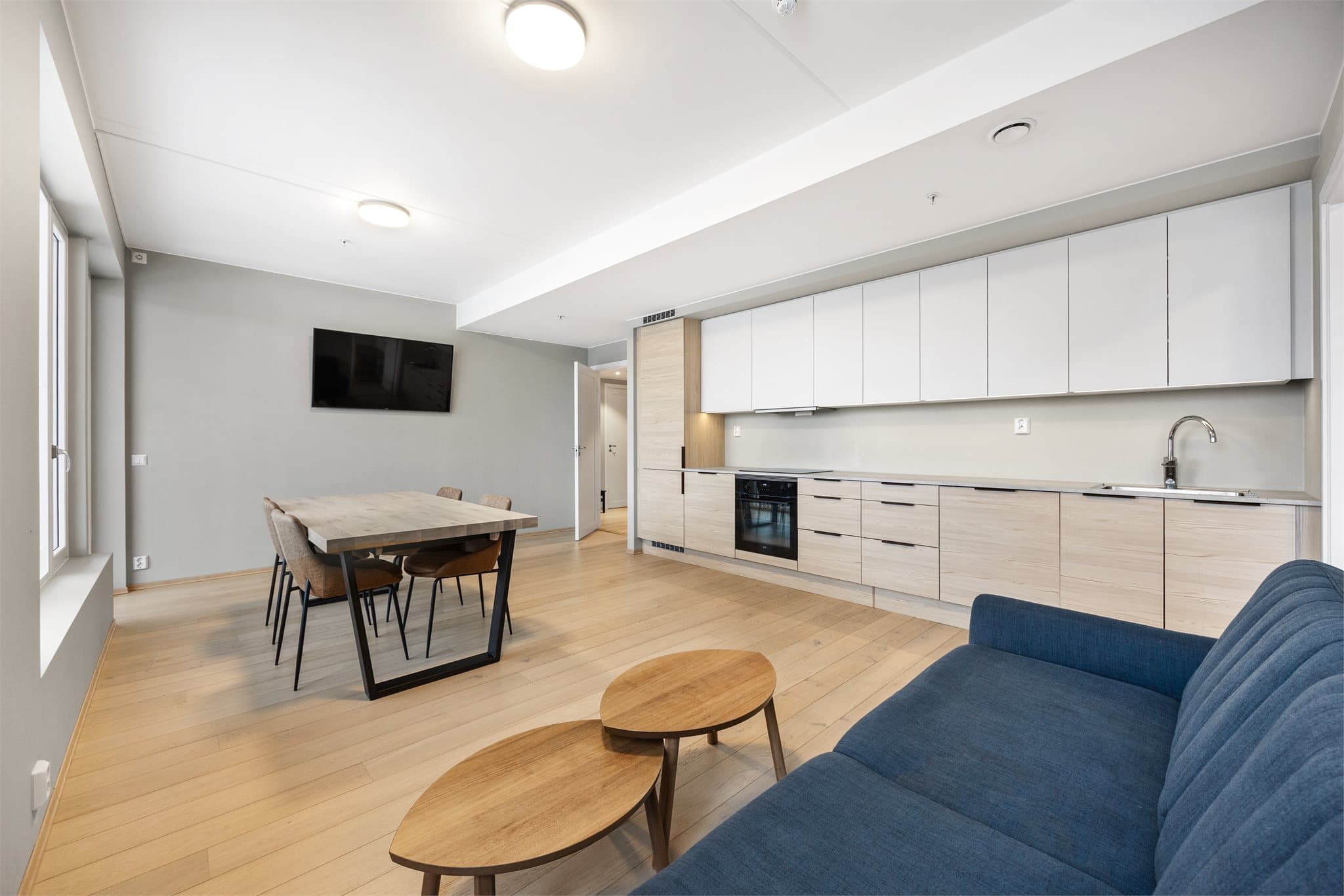 Lys og luftig stue i åpen løsning med kjøkkenet.