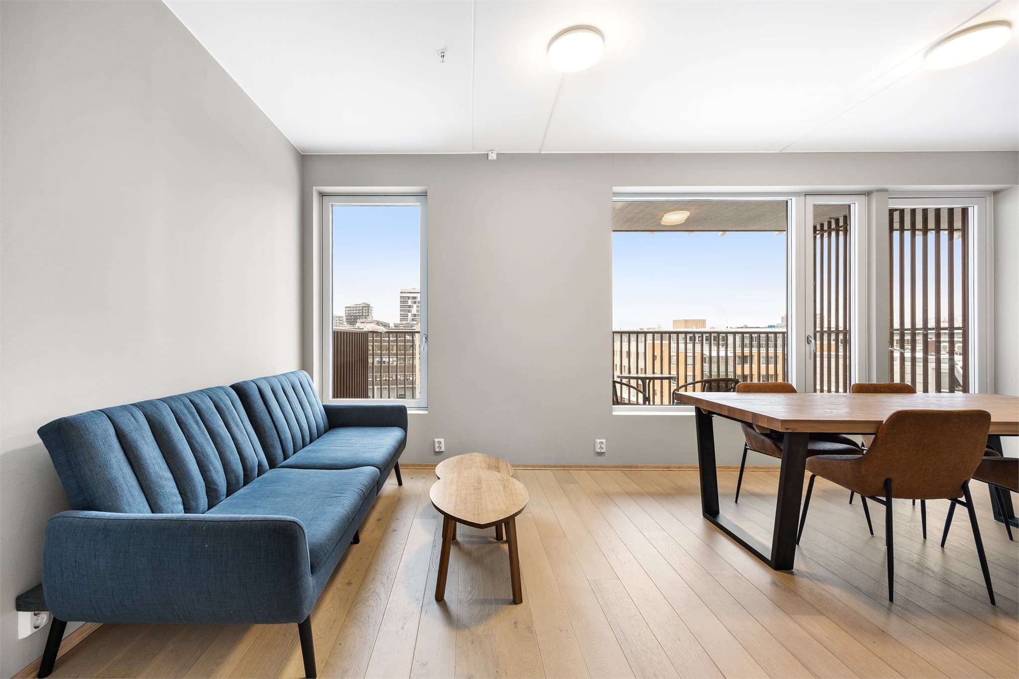 De store vindusflatene slipper inn rikelig med naturlig lys til rommet, noe som skaper god atmosfære og romfølelse.