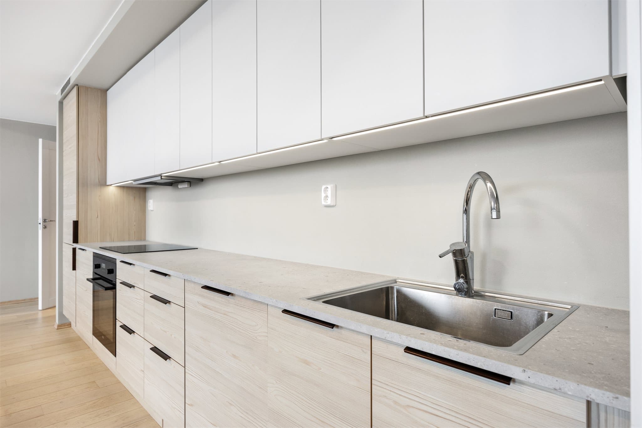 Det er integrerte hvitevarer som platetopp, komfyr, oppvaskmaskin og kombiskap.