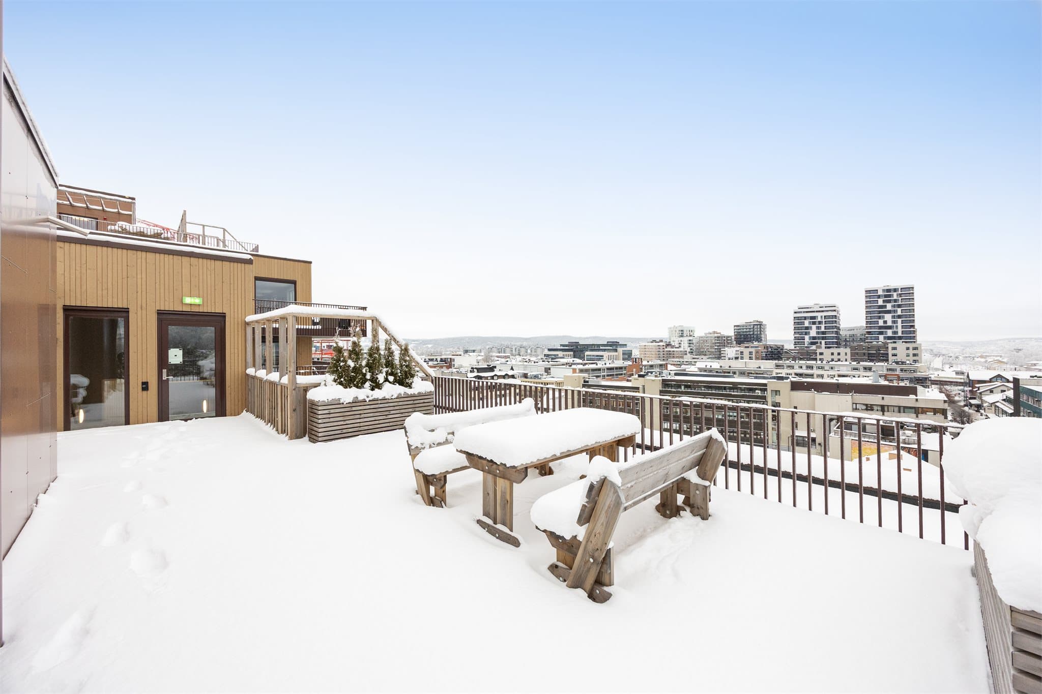 Fra leiligheten kan du tusle ut i oppgangen og ta heisen rett opp til en felles takterrasse.