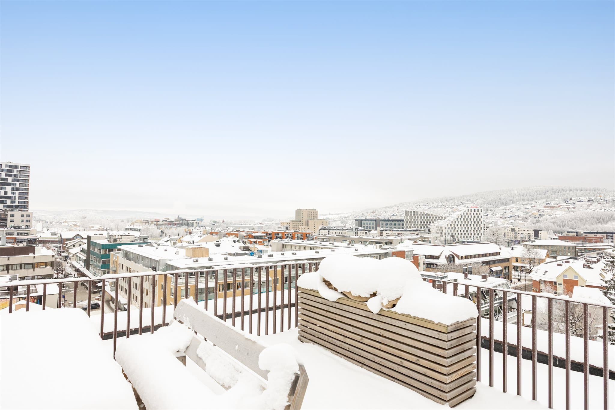 Takterrassen er delt inn i flere soner og sittegrupper.