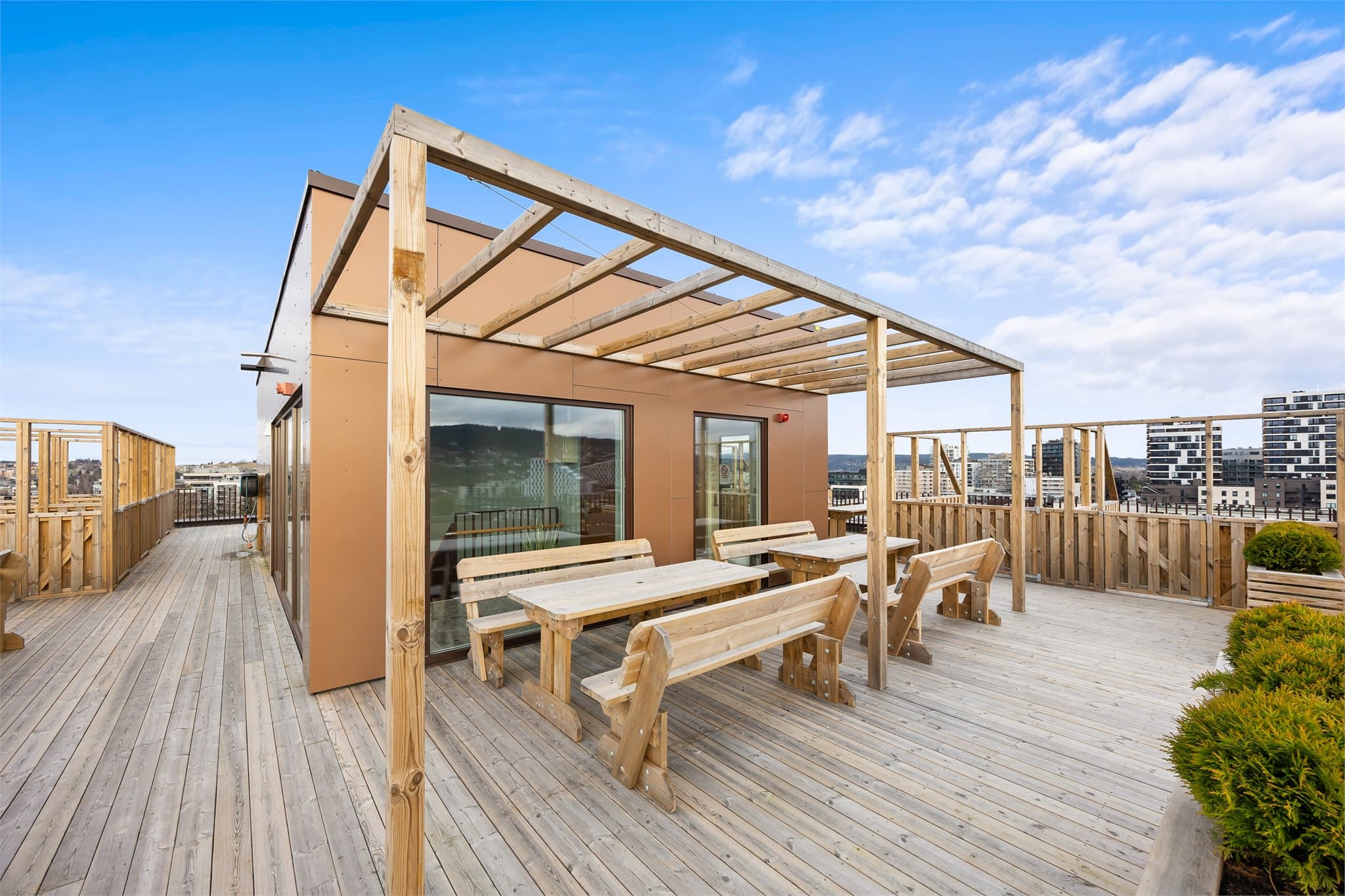 Byggene i QX har to separate takterasser.