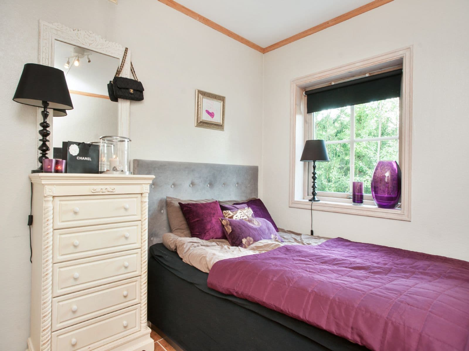 Soverom i leilighet. Plass for klesskap og seng.