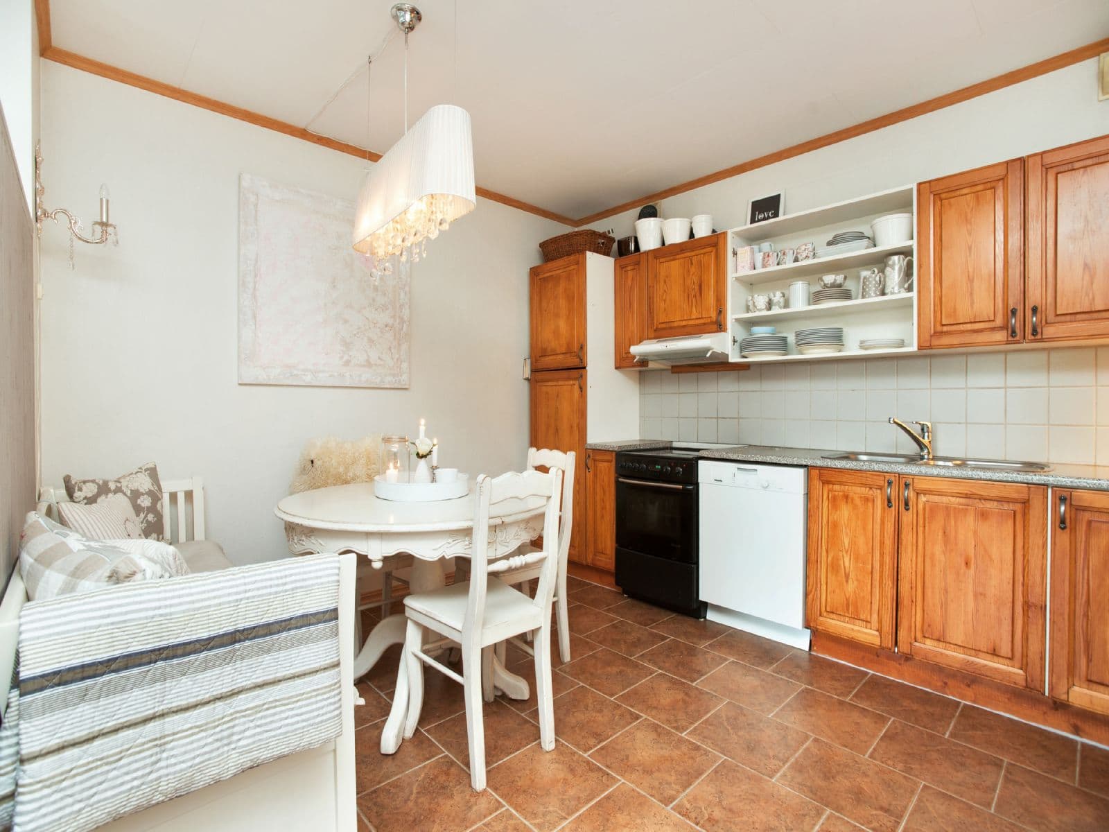 Leiligheten har plass til spisebord på kjøkken og det er godt med innredning.