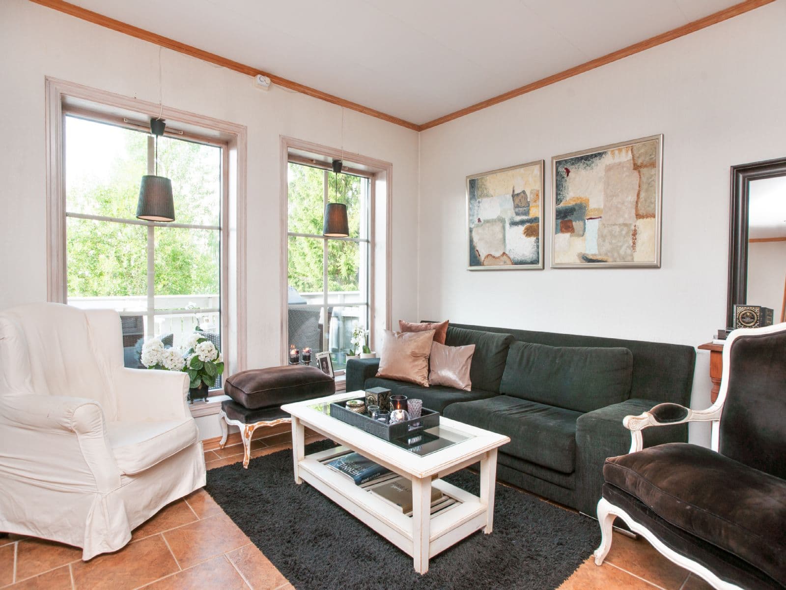 Leiligheten har egen adkomst og uteplass på baksiden av boligen.