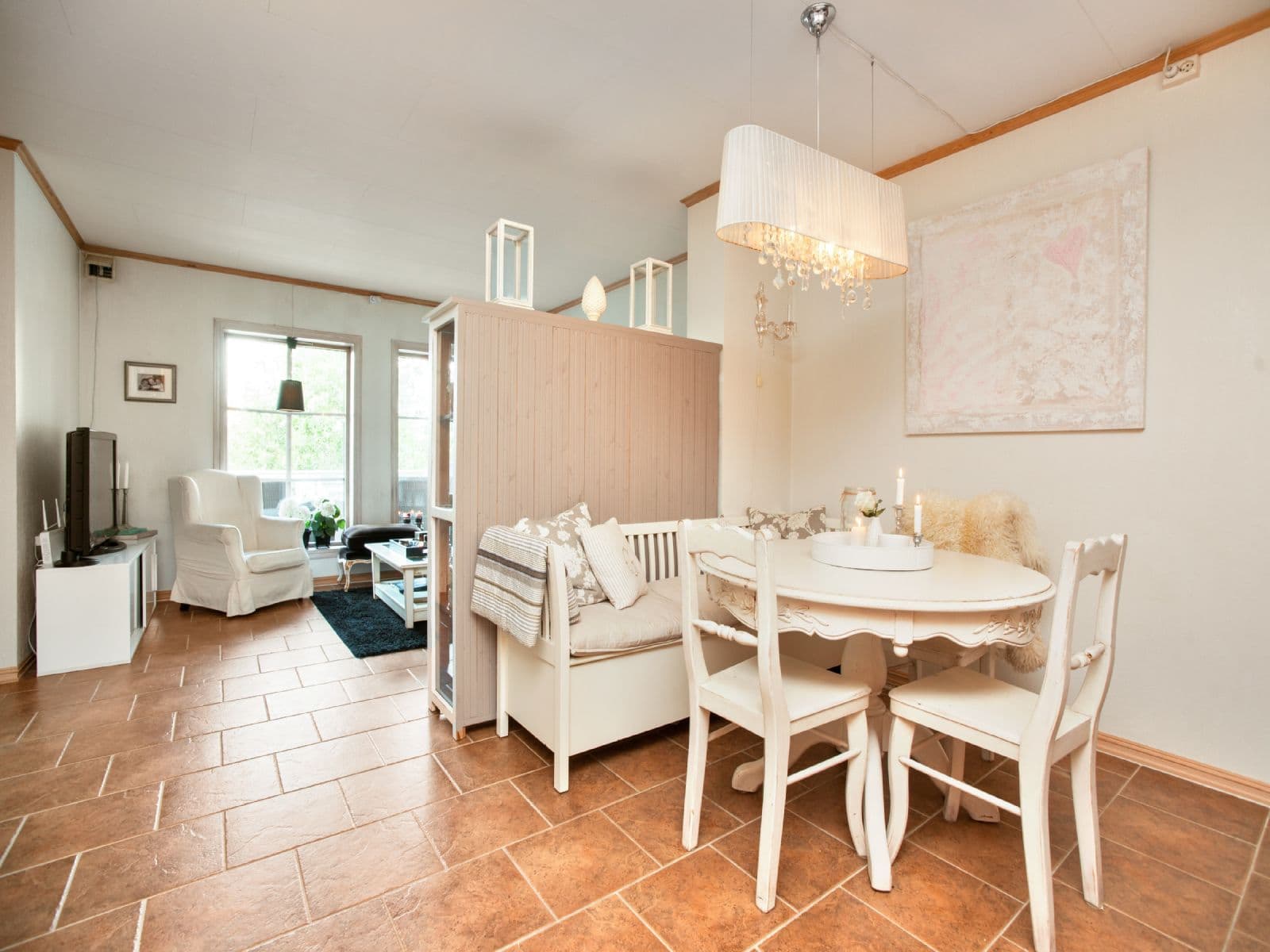 I underetasjen finner man en romslig leilighet som er godkjent som egen boenhet.