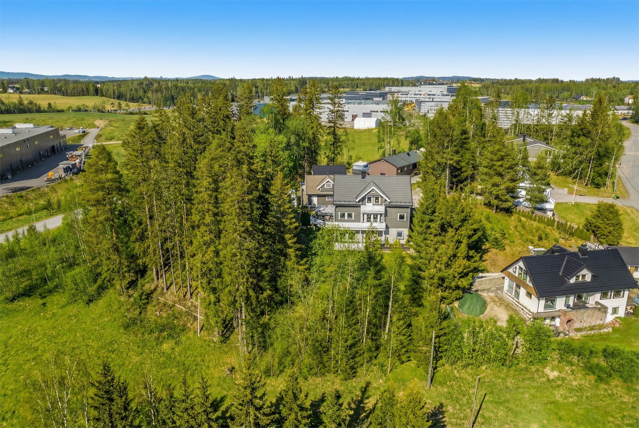 Boligen ligger høyt i terrenget og skjermet innerst i blindvei.