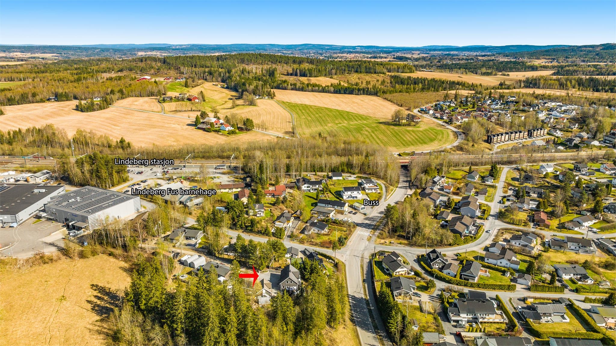 Fra boligen er det kun et par minutters gang til Lindeberg stasjon med gode togforbindelser. Lindeberg barnehage like nær boligen.