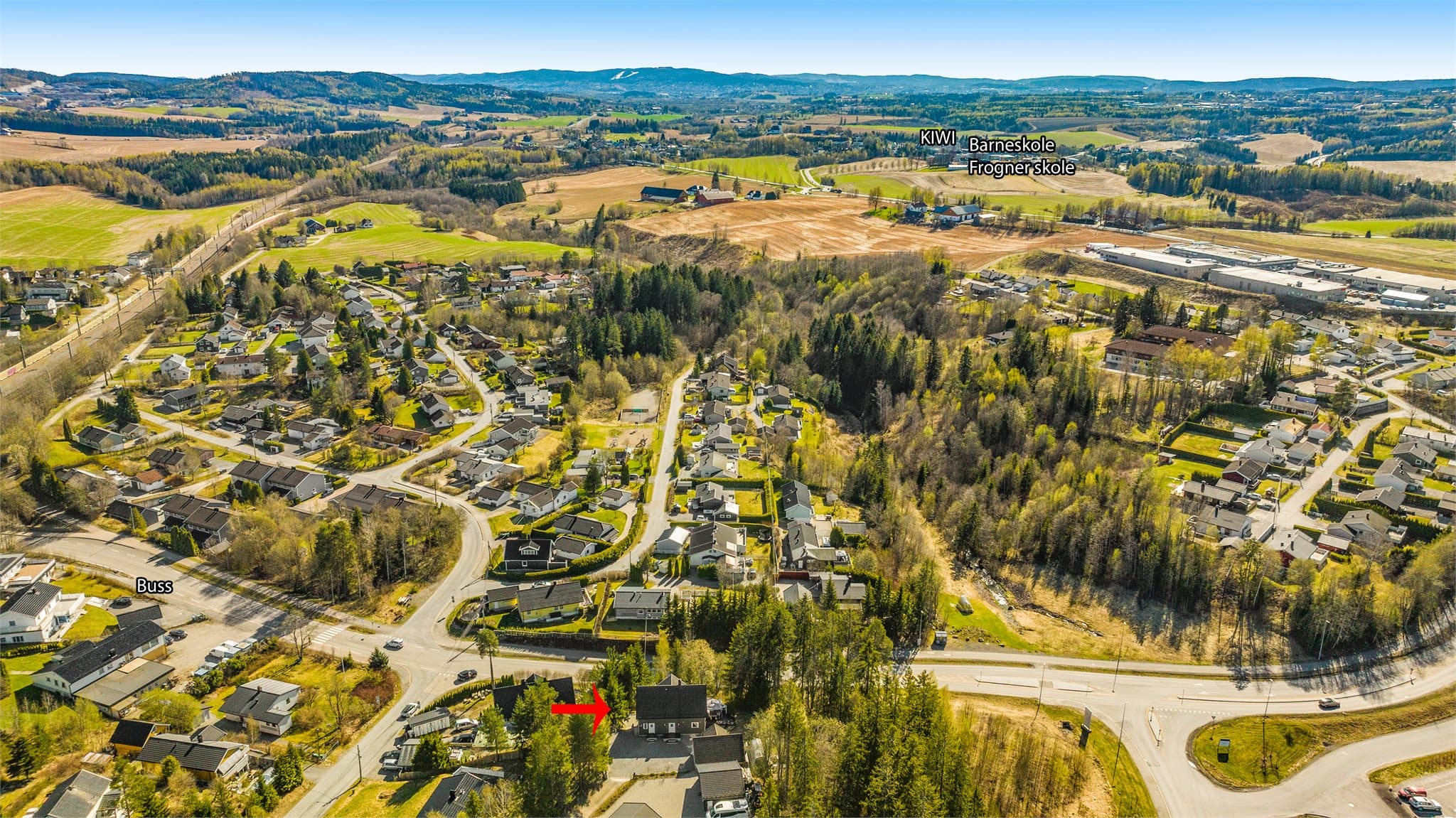 Det er også kort vei til buss og Frogner sentrum med skole og butikker.