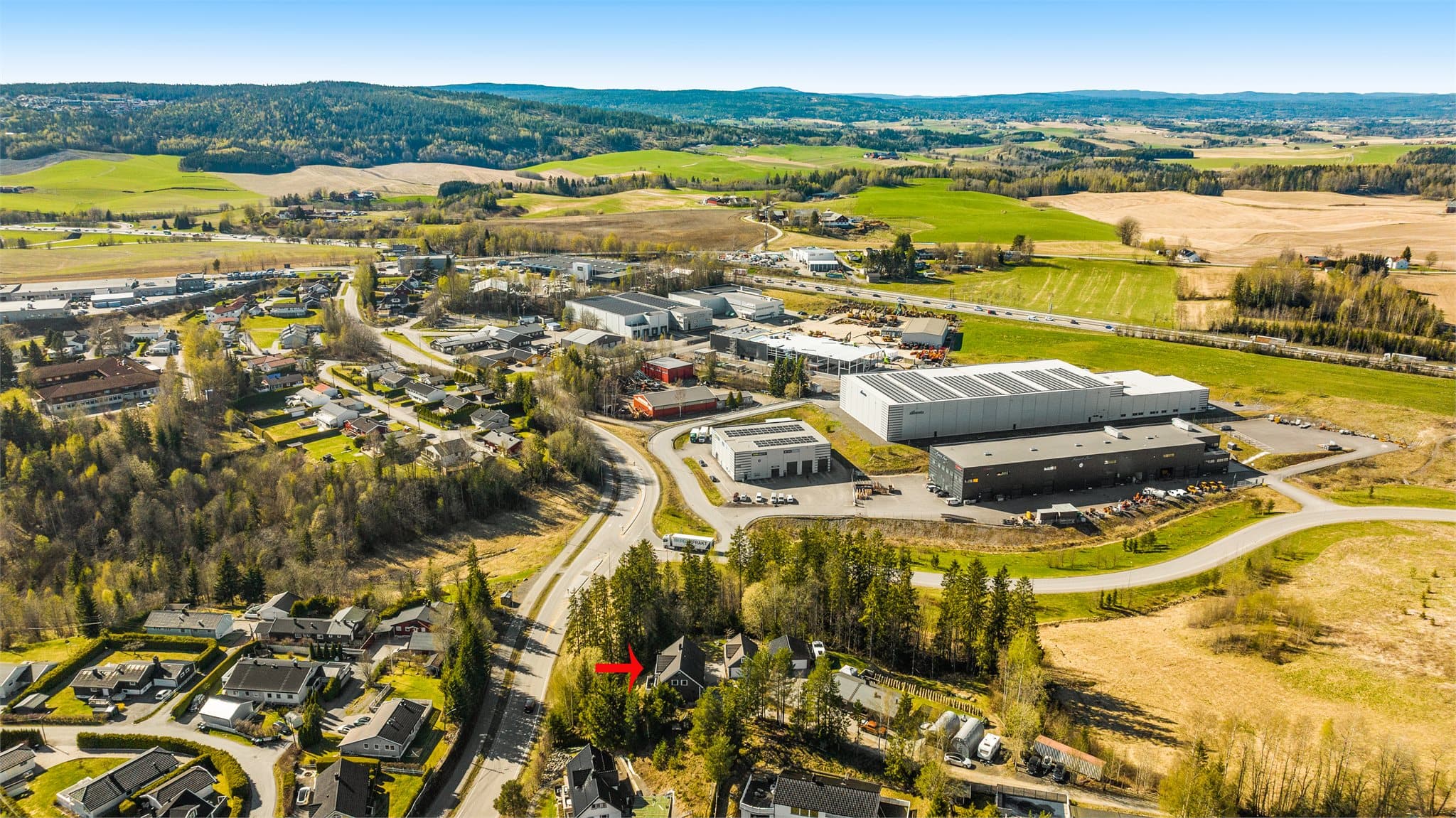 Det er også kun få minutters kjøring til Kløfta med kjøpesenter. Kort vei til gode servicetilbud i nærliggende områder og kun ca. 20 minutter til Oslo.