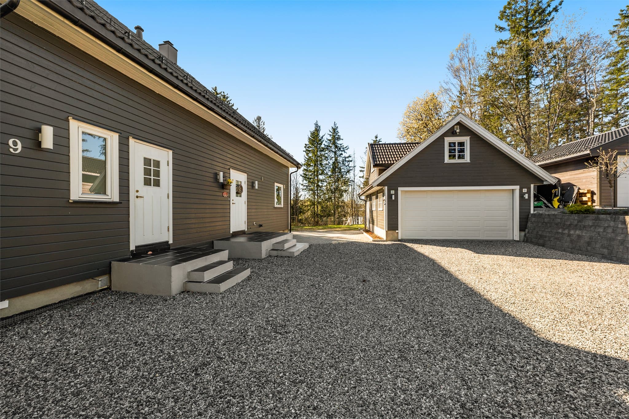 Godt med biloppstillingsplass og parkering i dobbelgarasje. Tre elbilladere på eiendommen.