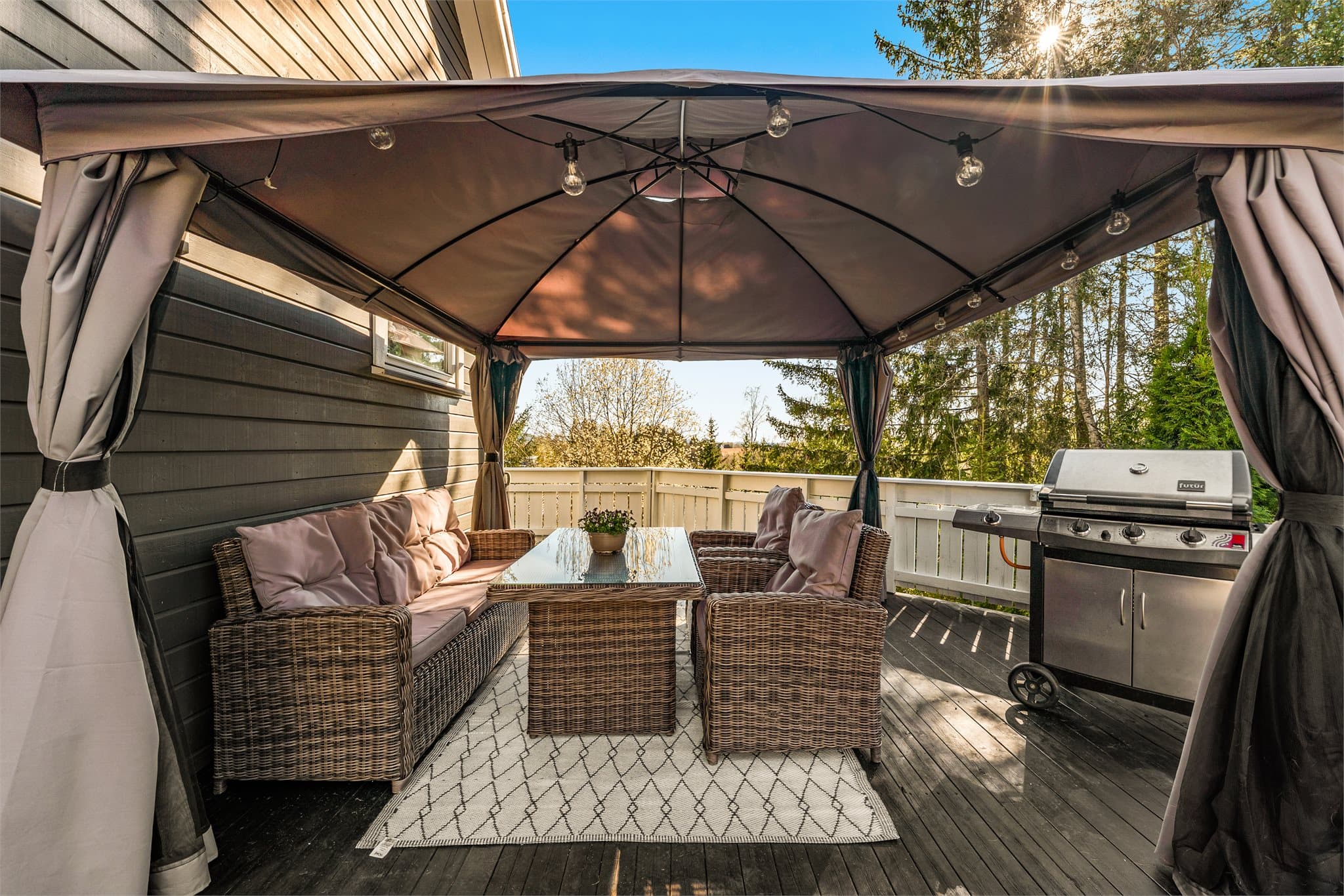 Terrasse med god plass til utemøblement og grill.