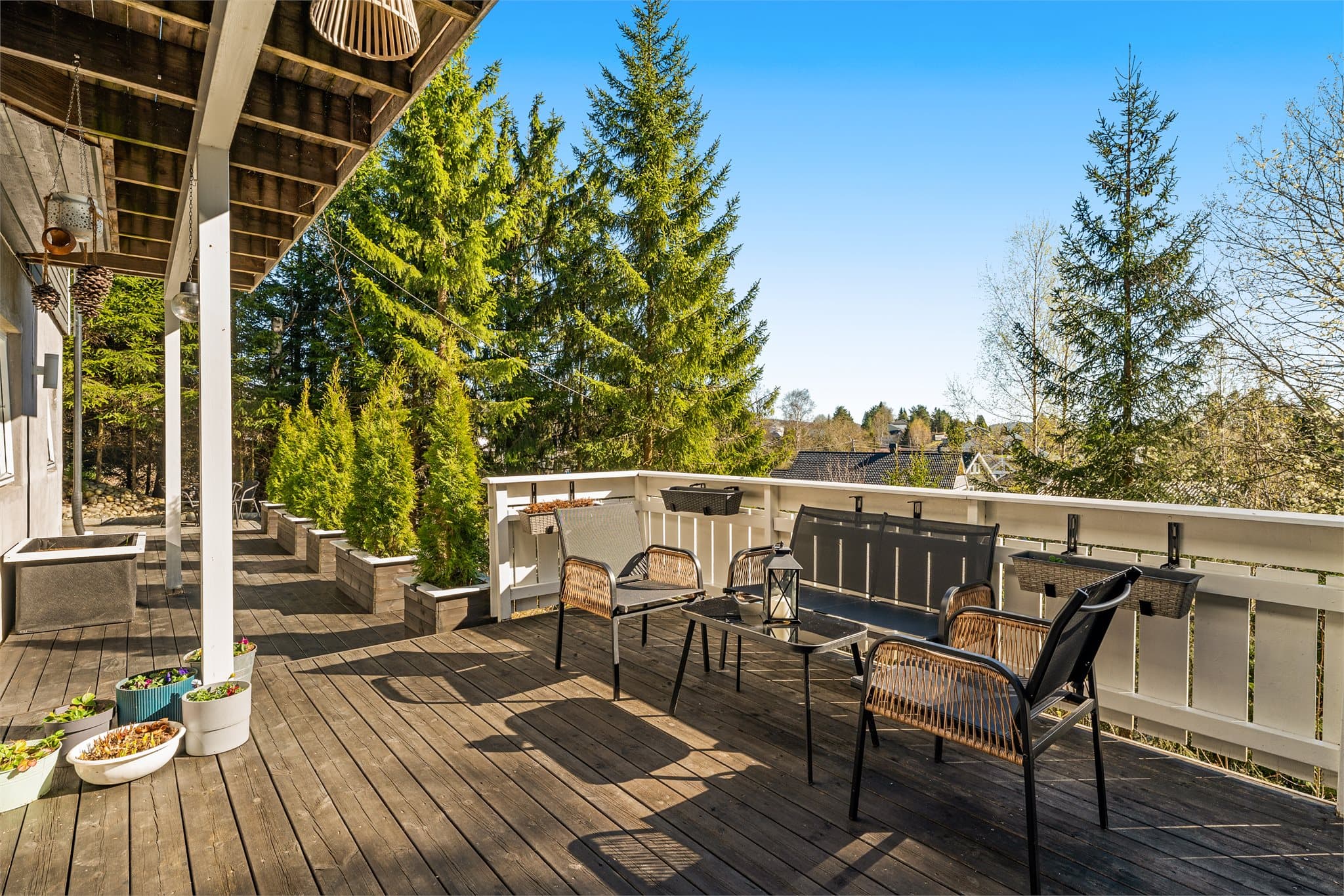 Uteplass som disponeres av leiligheten i underetasjen.