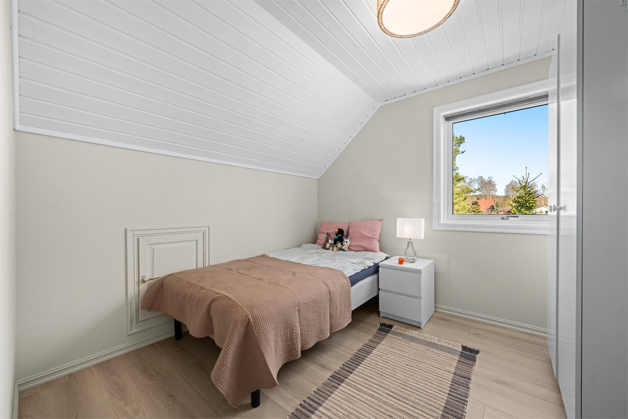 Alle soverommene har god plass til klesoppbevaring og annet enkelt møblement, i tillegg til seng.