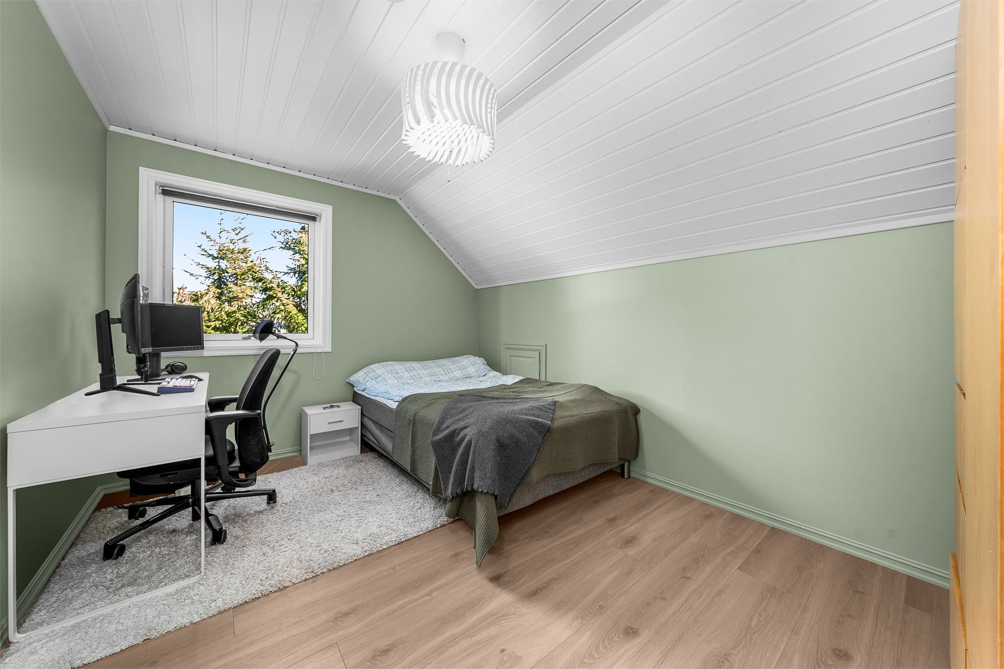 Nydelig, lun grønntone på soverom nummer fire.