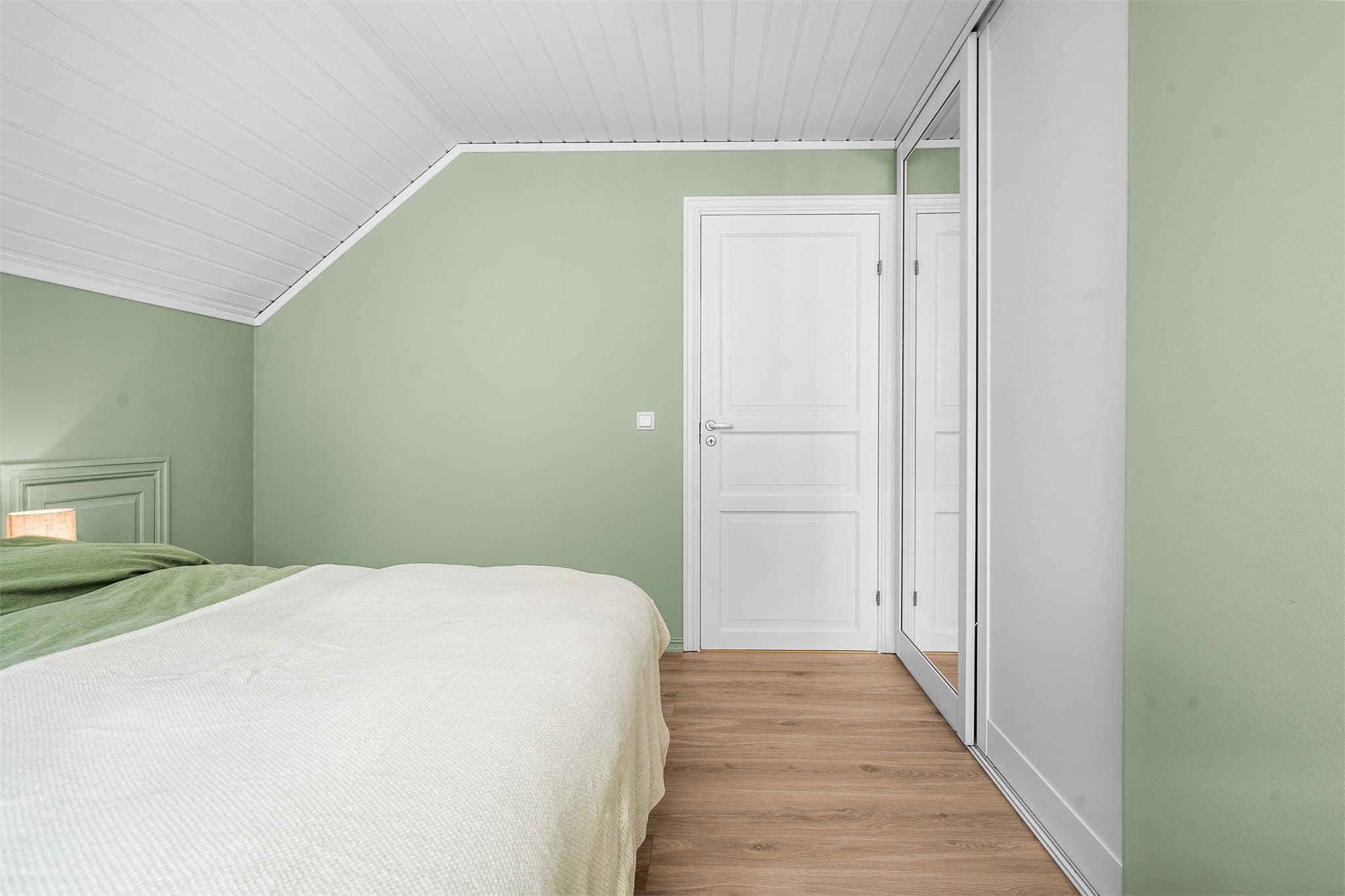 Hovedsoverom er innredet med skyvedørsgarderobe.