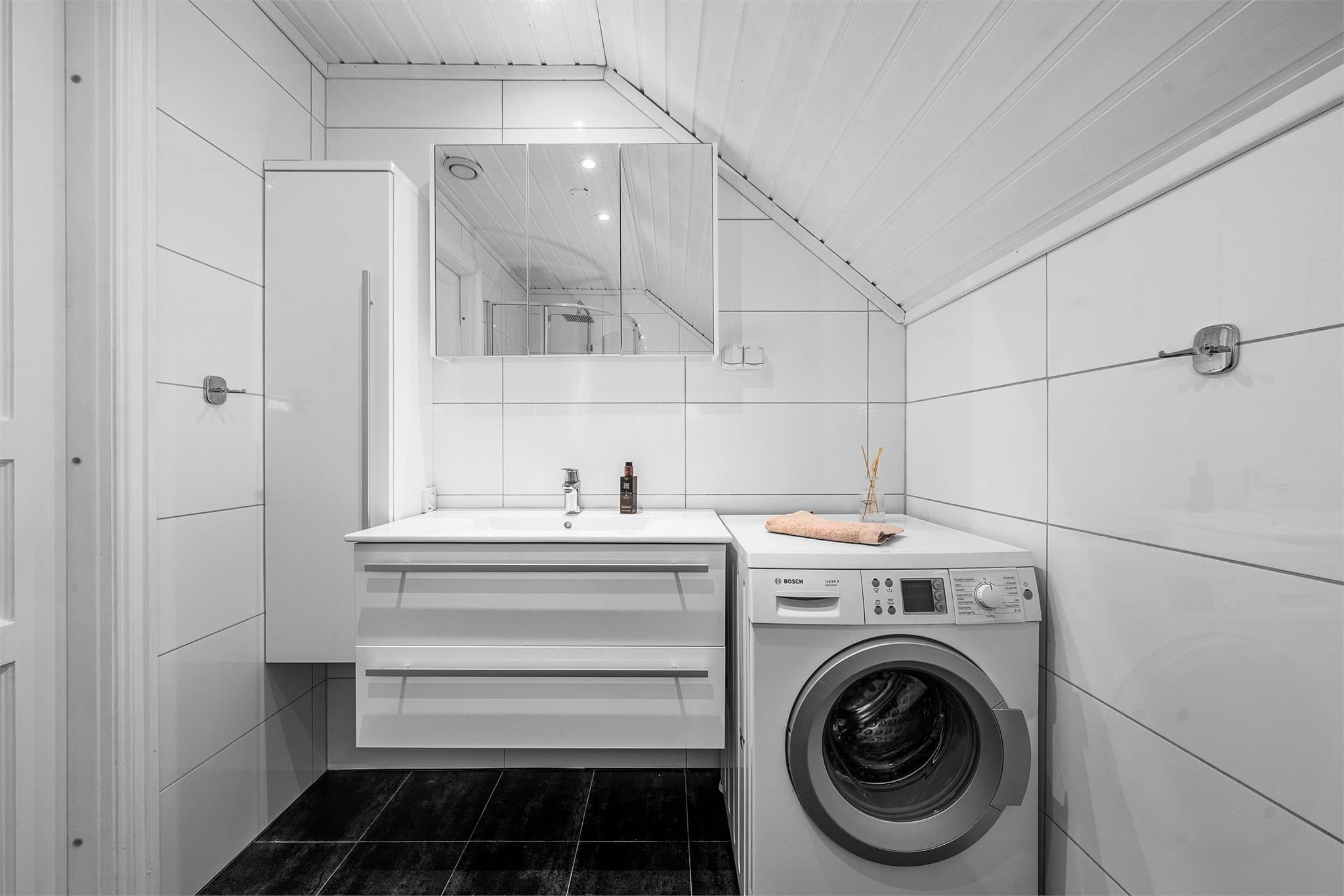 Flislagte flater og spotter i tak.