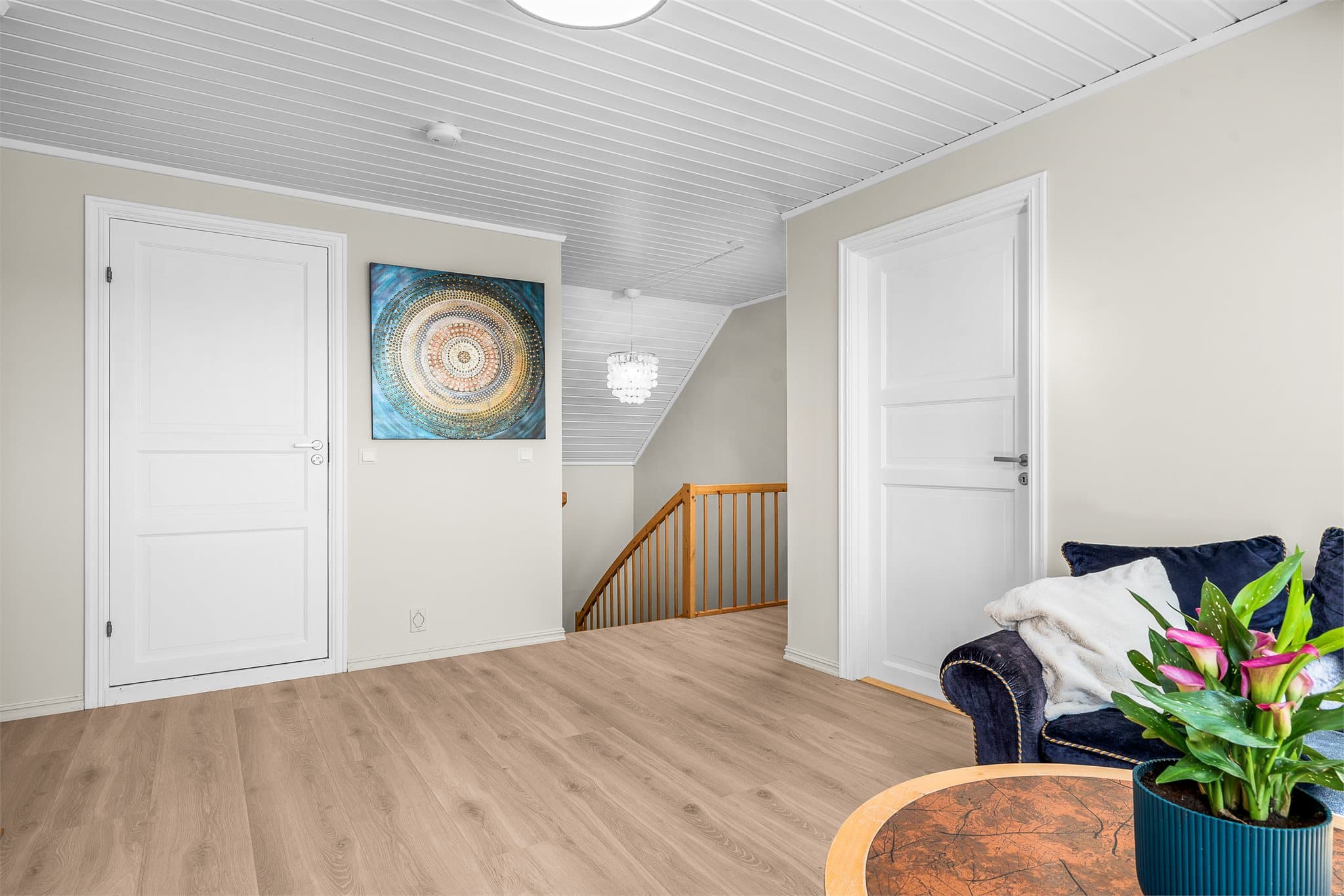 Pene gulv og vegger med moderne fargevalg er gjennomgående for hoveddelen.