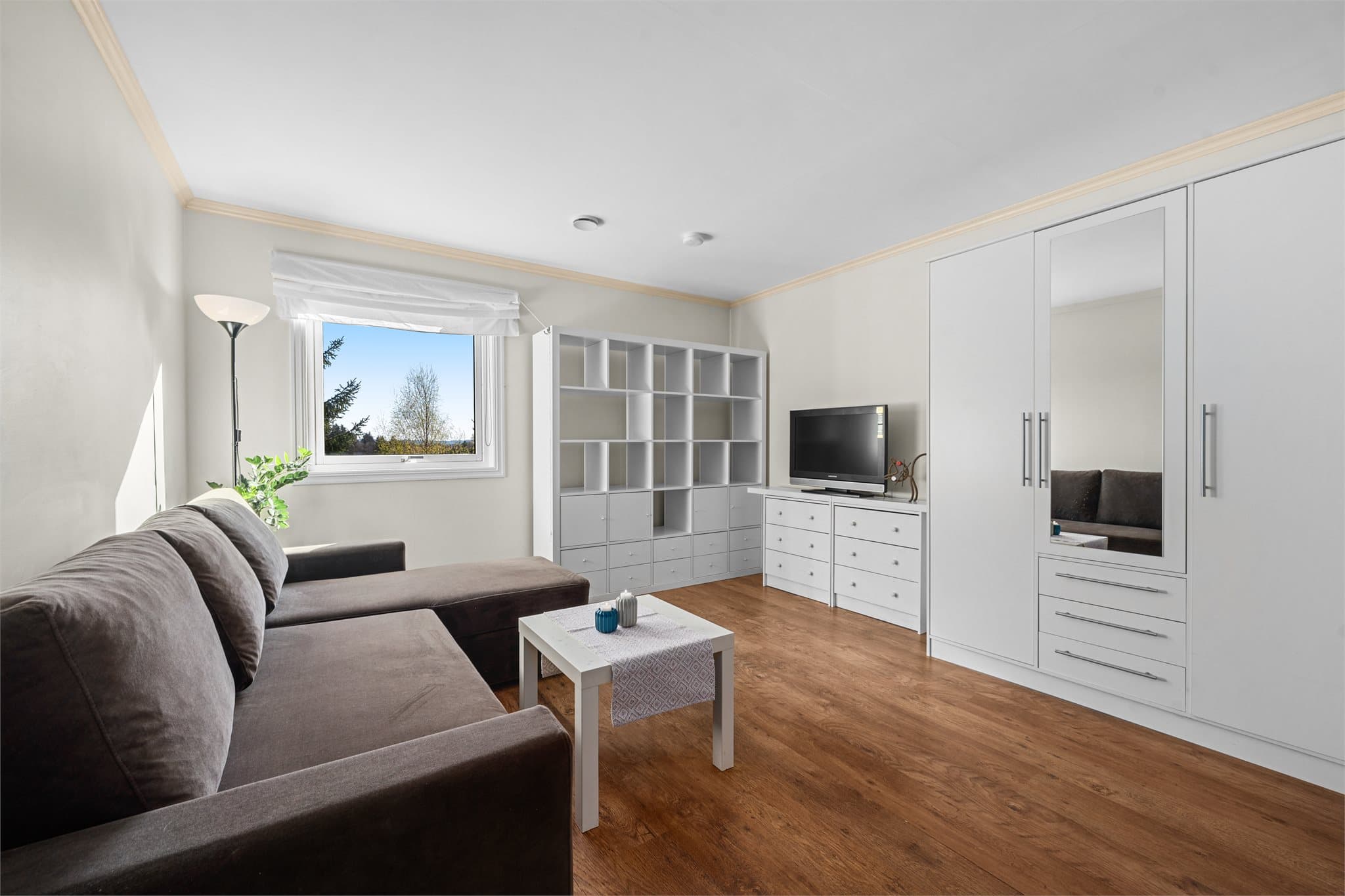 Hybeldel i 1. etasje har egen inngang. Romslig allrom.