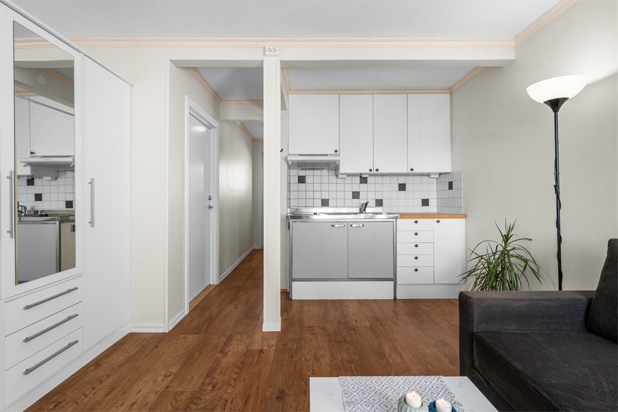 Smart innredet med kjøkken, og plass til seng og sofaløsning.