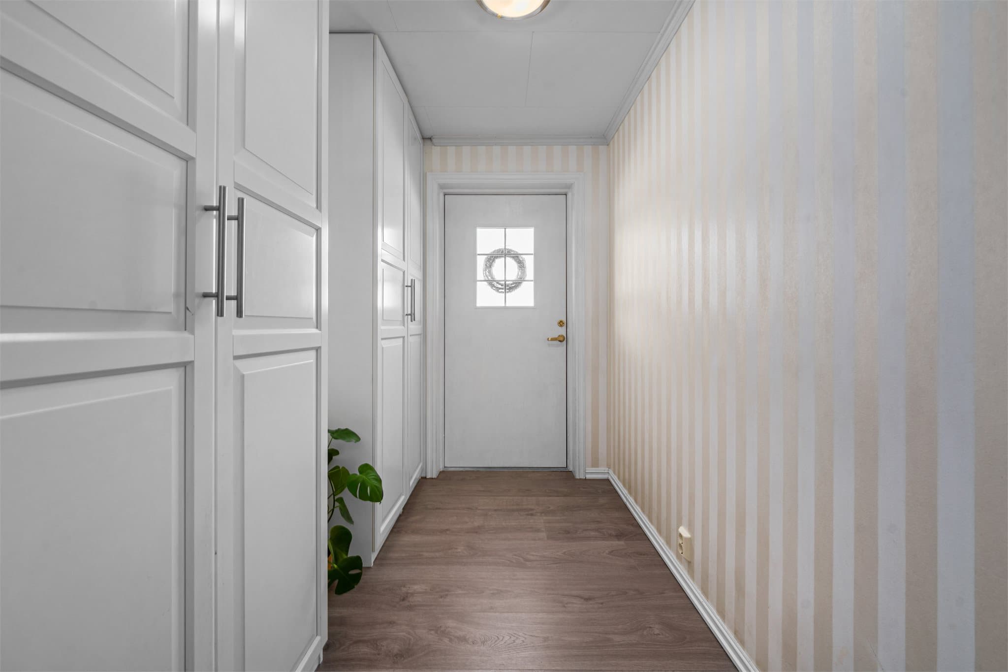 Entrè med gode oppbevaringsmuligheter i garderobeskap.