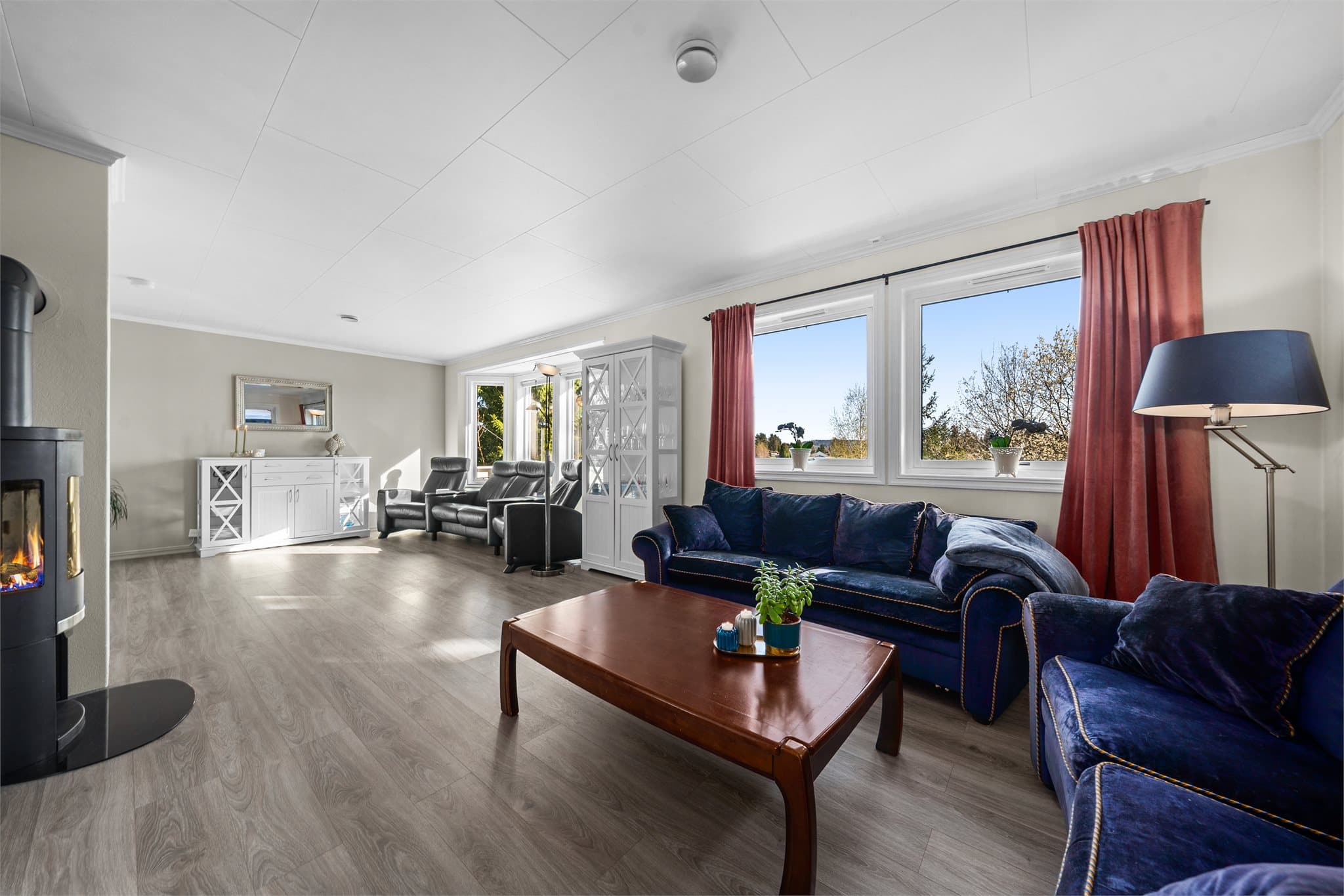 Hoveddelen har en romslig stue med godt lysinnslipp og fin utsikt.