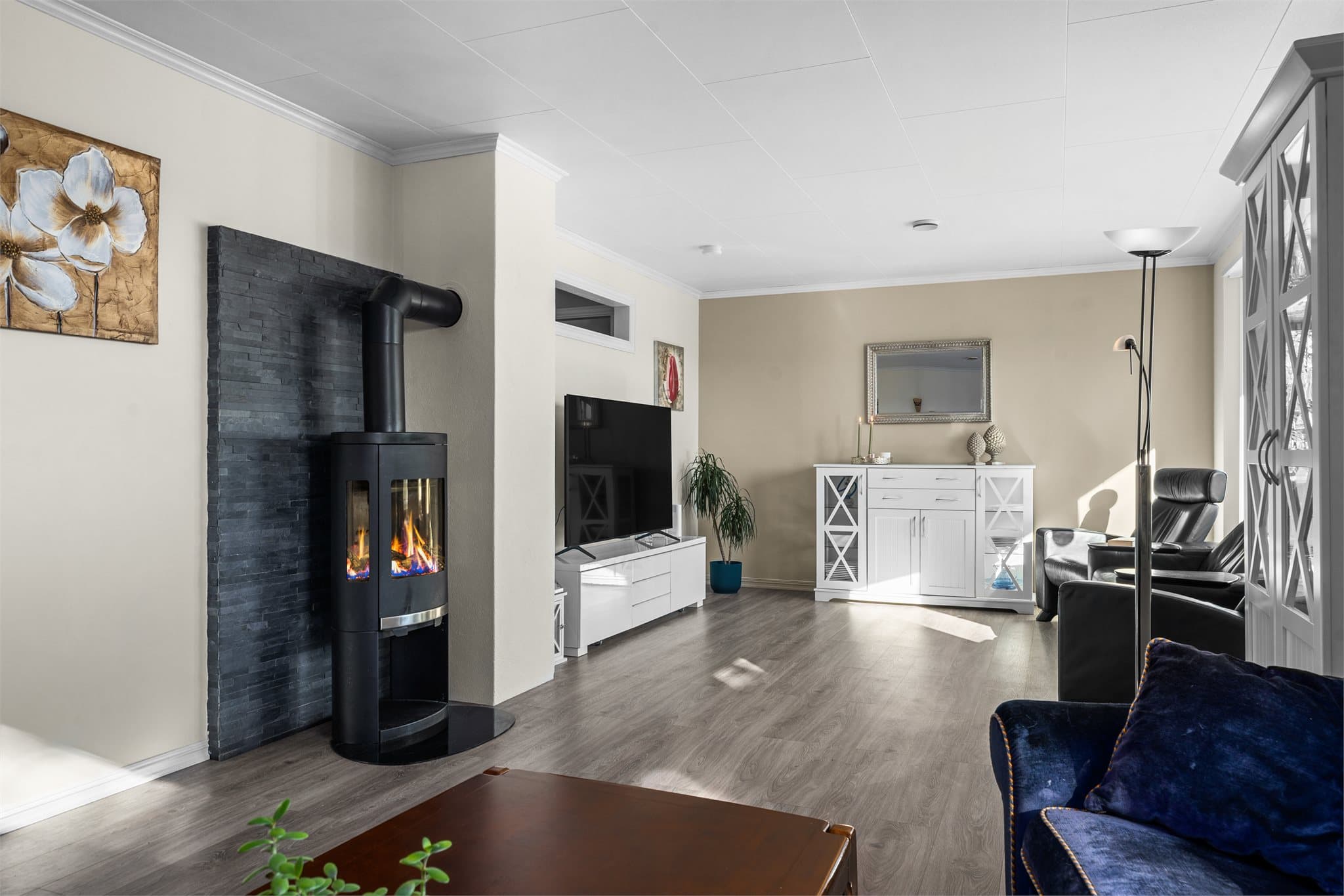 Stuen har en fin vedovn som gir god varme. Det er også vannbåren varme i underetasjen, 1. etasje og bad i 2. etasje.