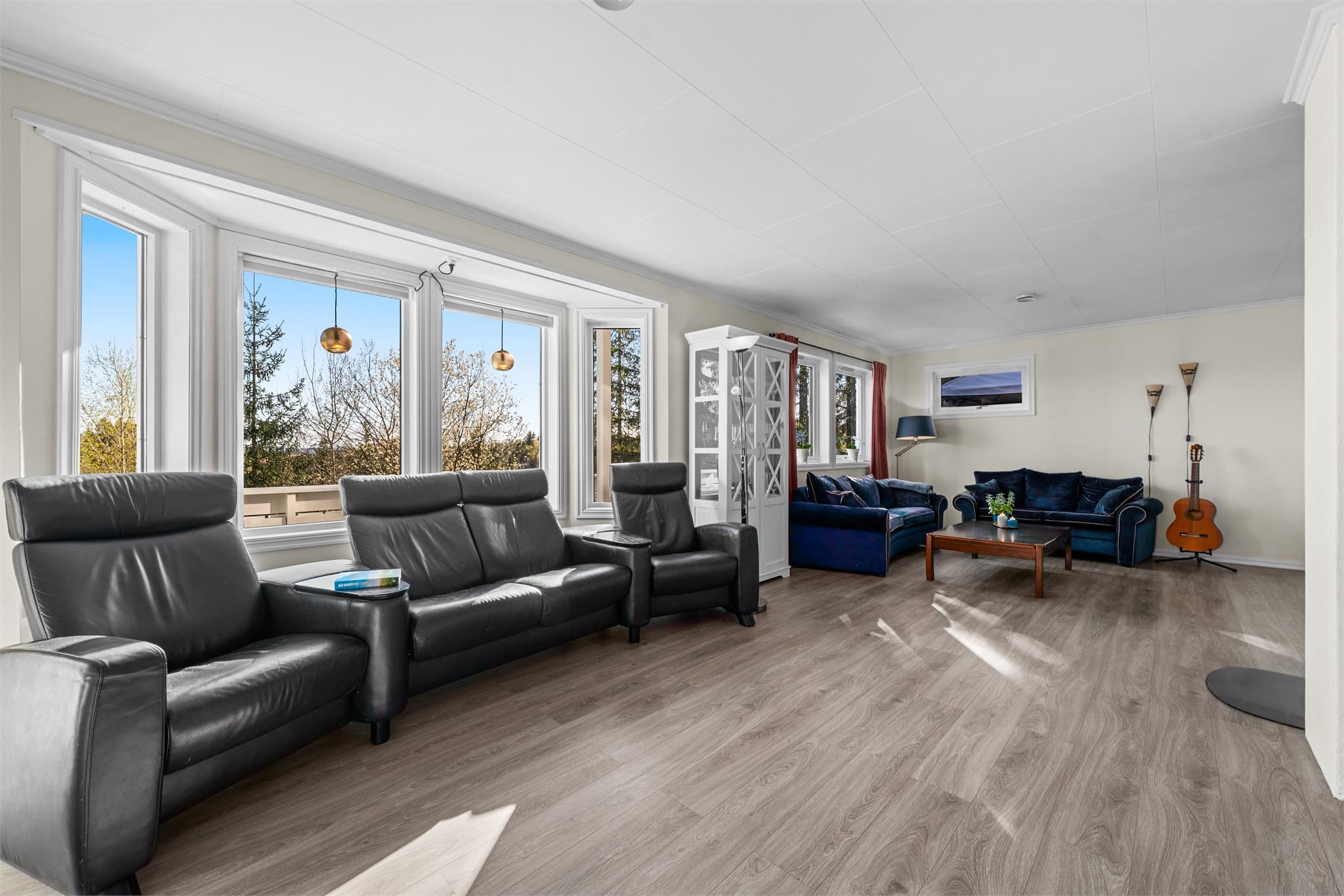 Karnapp i stue gir godt med naturlig dagslys inn.