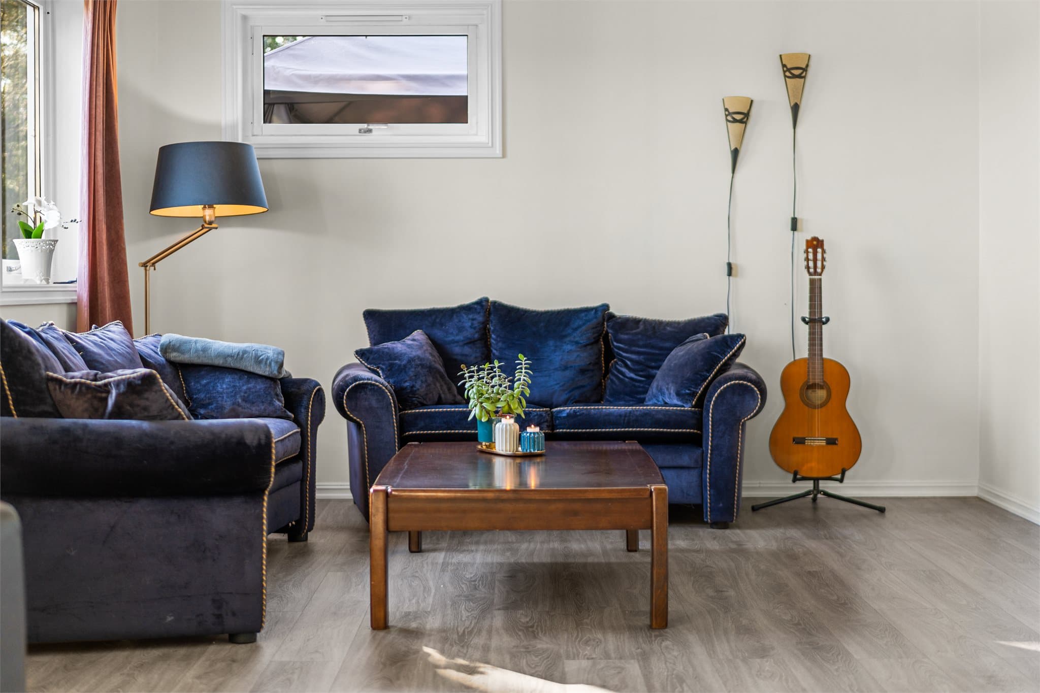 Stuen har god plass til flere møbelsoner.