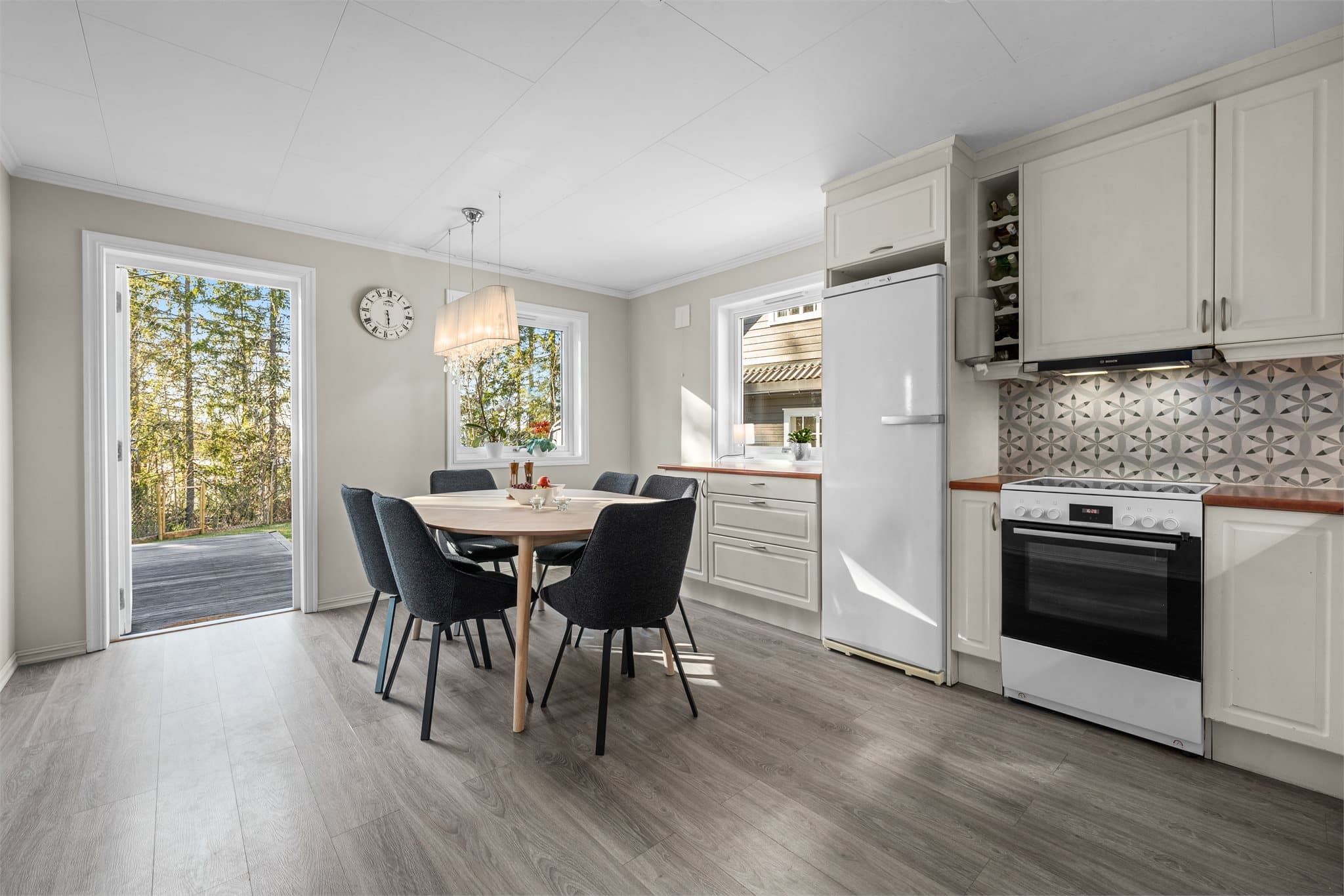 Fra kjøkkenet er det utgang til den fine uteplassen.